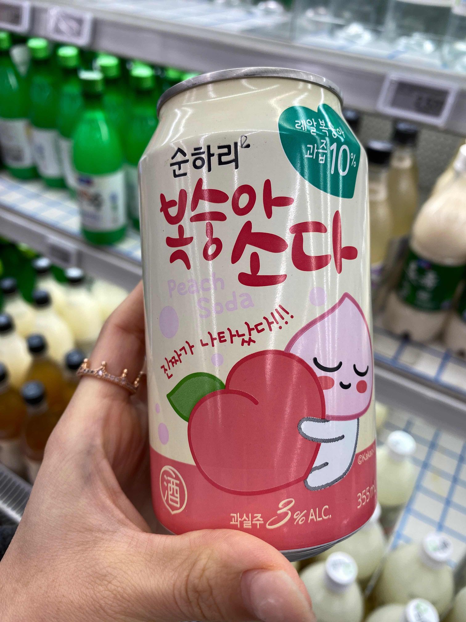 
                        有些想念小時(shí)候的夏天～雜貨鋪、海邊、海風(fēng)、冰塊、玻璃杯、橙汁、桃子味的酒和你。想起個大早看日出，陽光金閃閃的撒在海平面上。#韓國購物# #韓國美食# 