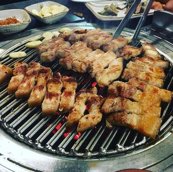 
                        #韓國美食# #韓國網(wǎng)紅打卡地# 肉還是烤了吃才有味道～減肥從明天開始吧～今天還是想大口吃肉??