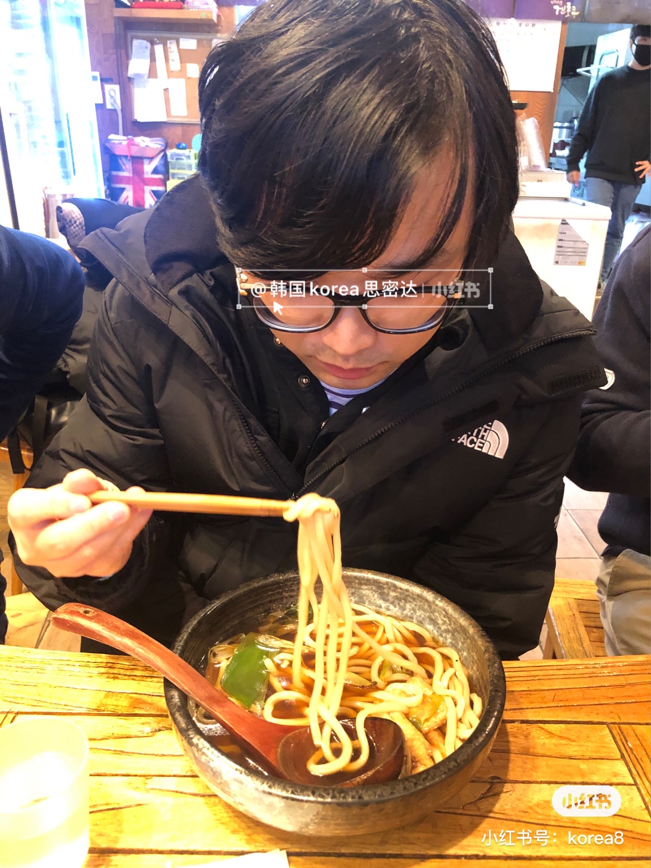 
                        【松島日本元祿烏冬面】位于松島NC購物街，是日本九州式的烏冬。面條很筋道，湯是辣的，湯里還有好吃的胡椒粉的味道。所以可以解油膩，小金點的是油豆腐的。是小金在韓國吃過的最好吃的烏冬。【仁川caisson24當地網紅咖啡廳】小金已經是第二次來這里喝咖啡了。Caisson 24是一幢兩層的可以解決吃喝的建筑，可以享受美食、觀看表演以及看海。Caisson 24地處松島盡頭，旁邊是綠樹成蔭的公園。小金這次點了冰的美式咖啡，很香醇好喝。 小金提示：如果韓國有疫情，去之前最好確認是否可以堂食。【松島中央公園透明皮艇】小金不會水，這個只能而且必須坐兩個人的皮艇還挺晃，不過坐一會就適應了。兩人協助用漿劃船真的很有趣。水是極其清澈的，皮艇是全透明的。水深大概不到兩米，而且穿了救生衣所以是安全的。小金提示：冬天去劃船最好戴手套，要不會凍手的。 #仁川旅游達人##仁川# 