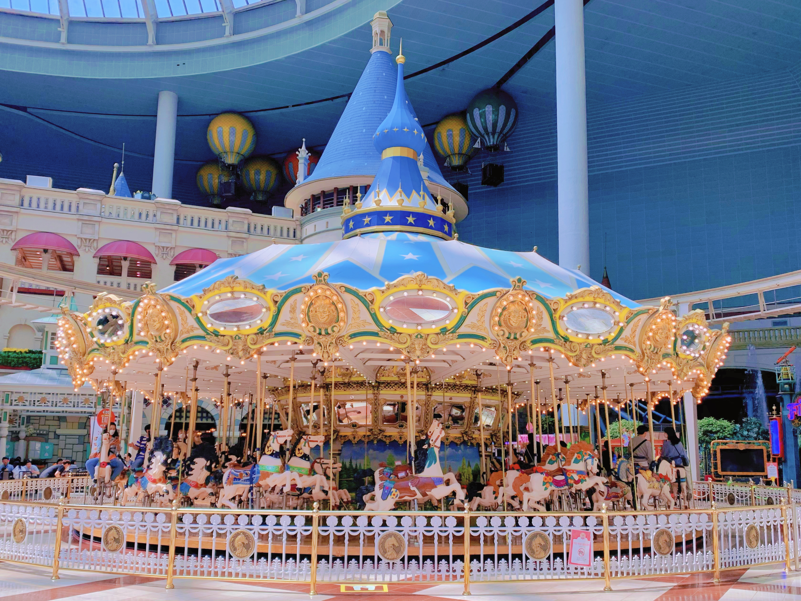 
                         #樂天世界# 樂天世界（LOTTE WORLD）作為韓國明星的MV拍攝地和各種韓劇、韓綜的取景地，不僅是被載入吉尼斯記錄的世界最大室內主題公園，更是深受國內外游客喜愛的韓國最具人氣的必打卡景點之一！因為樂天世界坐落于首爾市中心蠶室，擁有優越地理位置的同時也有著“城中之城”的美譽。樂天世界游樂場由室內的“探險世界”和室外的“魔幻島”兩個部分組成！