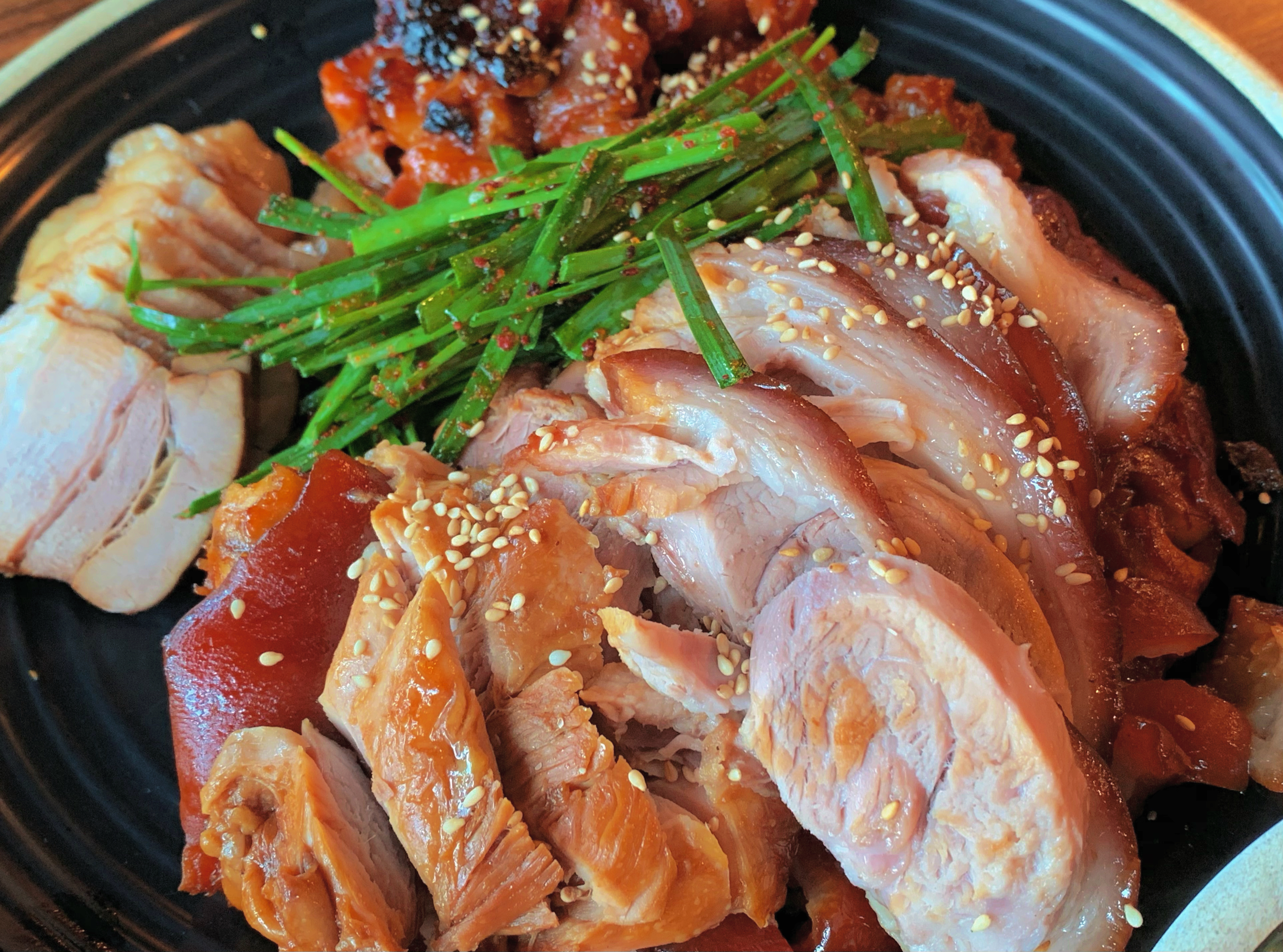 
                        在韓國肉價貴，這里讓你實現吃肉自由！ 雖然大家說到韓國美食，會想起拉面，啤酒炸雞，但是對于我個人來說，我最最最喜歡的是豬蹄！韓國的豬蹄和國內的還有一點區別，國內說到豬蹄一般都是豬腳的部分，但是韓國的話是蹄膀上的肉肉和豬腳一起的部分！像圖片這種，味道的話，有原味，也就是鹵出來的，還有辣炒，我還吃過蒜蓉的，我吃過韓國很多家的豬蹄了，沒有不好吃的！ 小編今天推薦的這家店是自助哦！吃到扶墻走也是沒問題的！店鋪名字:???? 價格:把價格放在最前面來說，換算成人民幣一個人只要90多塊！心動了嗎！地址:?? ??? ????? 70 2?交通方式：2號線弘大入口站，9號出口電話:02-332-2079營業時間:3:00pm-11:30pm介紹:這家是豬蹄店，但是也有??，可以一起吃到，聽說以前在建大也有分店，但是現在只在弘大了，大家不要跑錯了。進店之后，找位置坐下，服務員就會過來詢問您想選擇的套餐，如果套餐的話，有加豬蹄面的，小編和朋友選擇了這一個，是90多元的套餐。沒一會就送上來了豬蹄和面，還是熱熱的，看著滿盤子的肉真的好幸福好想哭，真的很愛豬蹄這里面就包括了包飯的肉，辣炒豬蹄，豬蹄肉 還會有調料和生菜，但是小編此行的目的就是肉，所以根本沒管這些，專注往嘴里送肉了等這一盤吃完，就可以自助去添加豬蹄了，自助區還有泡面和火腿辣年糕，也是可以自助的，這部分都是免費的如果有需要飲品，啤酒飲料之類，這個需要額外付費 說一下小編和朋友的戰果，我們一共吃了三輪，外加一包泡面和火腿，怎么想都吃回本了，重要的是味道也很不錯，就像之前說過的，韓國沒有不好吃的豬蹄！ 但是還是說請大家注意，不可以浪費食物的，而且浪費的話會追加罰款，大家吃多少拿多少就好#弘大##弘大美食##自助# 這個是小編一定會再去的店！而且，這家店一個人也是可以來用餐的！真的很人性化~想吃肉的小伙伴一定不能錯過！