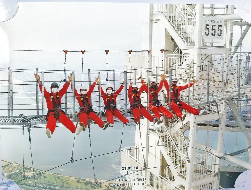 
                        樂天世界塔天空之橋的心跳之旅目的地：首爾 樂天世界塔出發地: 首爾天數：1天出發日期：2021-05-14出行人物：5人人均費用：600元前期準備如果你在平凡的日常里喜歡刺激，但又害怕失重感，那么樂天世界塔的天空之橋一定是個不錯的選擇。樂天世界塔位于首爾，共 123層樓、556米，世界第五高，對外開放。大廈內集辦公、購物、觀望為一體，是真正意義上的垂直城市，也成為首爾又一標志性建筑。而“天空之橋”則是在樂天世界塔的頂端，體驗首爾高空風景的項目。讓我們一起通過這篇攻略體驗一下這次的心跳之旅吧！關于樂天世界塔地址：首爾特別市 松坡區 奧林匹克路300官網：http://seoulsky.lotteworld.com/main/index.do營業時間：周日至周一11：00-21：00、周五周六11：00-22：00交通方式：地鐵2號線或8號線 蠶室站 2號出口票價：成人一般票600元（官網 100000韓元/韓游網只有展望臺門票145元 ）關于天氣和服裝5月首爾的天氣已經很熱了，本來以為高度越高溫度會下降，但實際上太陽光的直射也很強，#樂天世界天空之橋# 我們同行的朋友下來之后身上都濕透了。走天空之橋的時候穿專門的保護服，加上上去的時候要爬很多層樓，所以建議大家不要穿太多。更衣室每個人都會有一個自己的帶鎖的柜子，一些沒必要帶上去的東西大家都可以暫時儲蓄。另外體驗完天空之橋之后大家還可以去樂天世界塔的展望臺轉一轉，所以穿上自己喜歡的衣服就好啦~