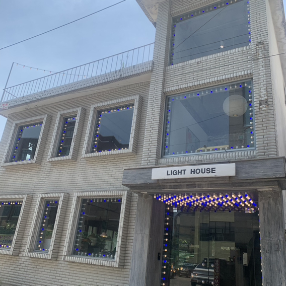 
                         #韓國網紅打卡地##韓國景點##仁川旅游# 店名：Light House 日光燈泡咖啡店地址：仁川中區 參外田路174號街8-1時間：11:30-21:30（會有休息日哦）路線：坐地鐵到東仁川站1號口下車，走路600米左右《雖然是精神病但沒關系》女主高文英出場時候的那個場景就在這個咖啡店取景的呀!!這里也是ins很火的拍照打卡地，每個角落都很好拍!!追劇女孩不能錯過的同款咖啡店!!（女主出場時真的很好看???
