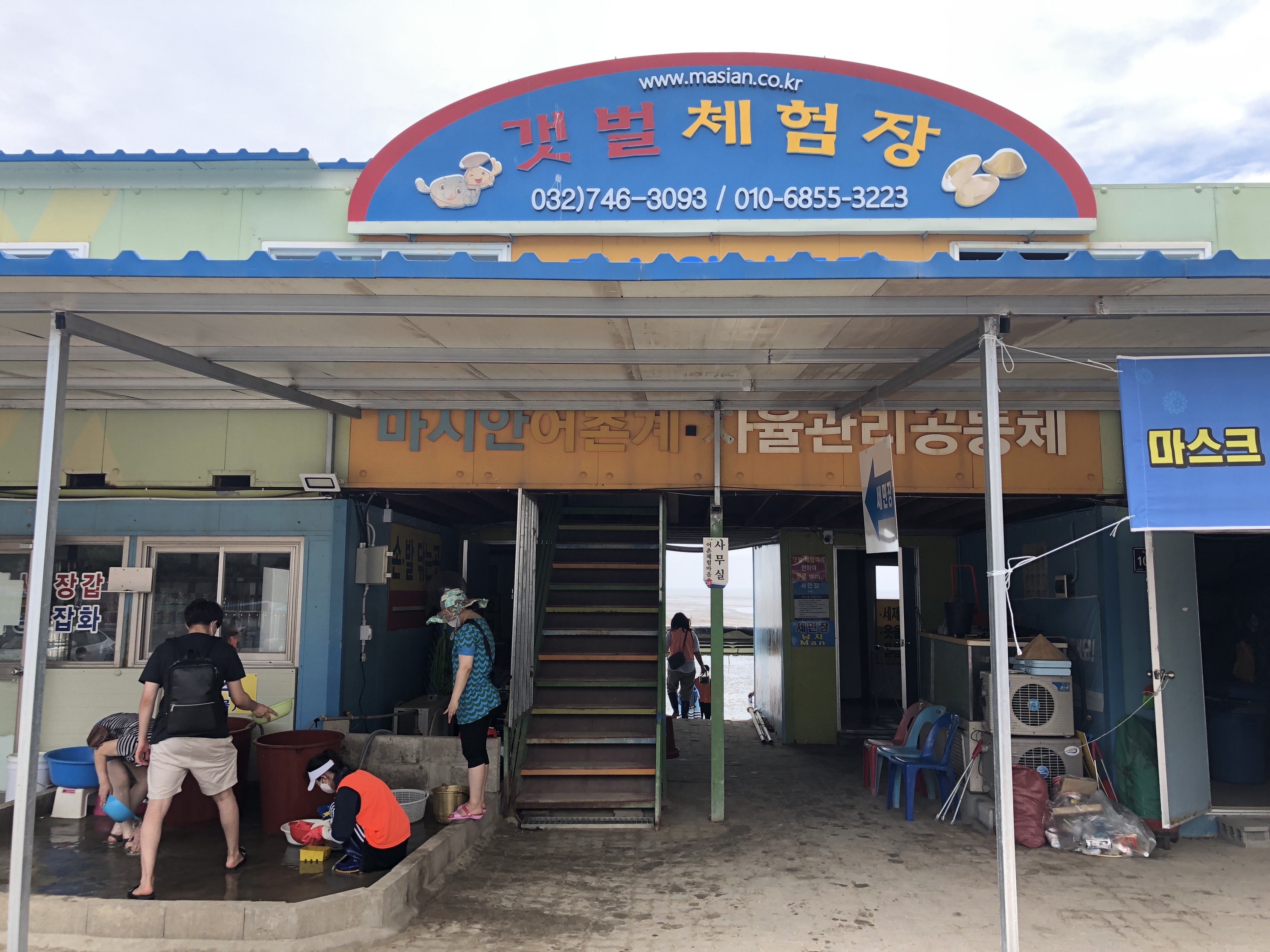 
                        在韓國不知不覺已七年了，我獨自一人爬過山，看過海。享受著一個人旅行的樂趣。不知道有沒有小伙伴和我一樣，喜歡一個人背包旅行。如果有，那這篇攻略，也許適合你！今天風和日麗，是適合帶上自己去浪的天氣！去哪？這次，我選擇離首爾有1個小時車程的城市——仁川永興島！當然，我說的一個小時是自己駕車的路程。如果你和我一樣是個背包客，從首爾出發，在首爾站(???)坐航空鐵道(????)到仁川機場1號航站樓(????1????)下，從3號出口步行438m；在仁川東航T1(3樓7號口)(????T1(3?7?))坐222(B)號巴士到馬西安海灘騎馬場站(????????)下，步行192m；那大概花上2個半小時左右。由于我去的這三個地方都是在那一條道上的，就不贅述了。那個地方絕對適合你適呆上一整天的。我先去的是馬西安潮灘體驗中心?(??????????)。這是我第一次去趕海，對一個從小在海邊長大的人來有點不可思議吧！剛剛不知所措，但是大海好像有魔法似的，可以讓不知所措的我漸漸忘記了緊張，內心深處那個童真的小孩就被召喚出來了。就這樣，開始無所顧忌地玩耍起來了！玩累了，抬抬頭看看周邊的人，看看遠邊的天際，有種淡淡的幸福涌上心頭。其實，在那里讓我最感觸的是一瞬間的不期而遇。在回岸上時，突然看到小朋友在玩玩泡泡。看到他們笑的那么開心，突然覺得，原來，幸福是那么簡單的一件事。而看到自己辛苦的戰績，只想到干飯！哈哈哈。。。對面的飯店在向我招手似的，我神不知鬼不覺就進去。看到琳瑯滿目的菜單，秉著勤儉節約精神我就要了份???。看看別桌3人份面，是不是量很多呢？這家店的裝潢最讓我喜歡的是外邊那一個小爐灶和幾張椅子。看了，有種悠然自得的舒服。而且，這個店的韓國老板很親切，就是有個小小的遺憾—這個老板不會中文。吃完飯了，別人是“飯后一杯茶，賽過活神仙“，而我是“飯后喝咖啡，賽過活神仙”。尋尋覓覓，緣分總是來的那么不經意。我來到這--?市中心日落(?????C27)！韓國的咖啡廳，總是讓我驚喜不斷！每個咖啡廳的裝潢都不一樣的。它一共5層，每一層都是不一樣的裝潢，好像去到了不一樣的國度似的。當然，作為吃貨，我怎么可能不推薦這里的蛋糕？最最讓我驚喜的是在第一層那可以連接到室外，你可以下去海邊踏踏浪，也可以在椅子上發呆一整天！你也可以把內心所有的情感都寄托給大海，你還可以把祝福交給海鷗讓它們幫你送到你愛的人