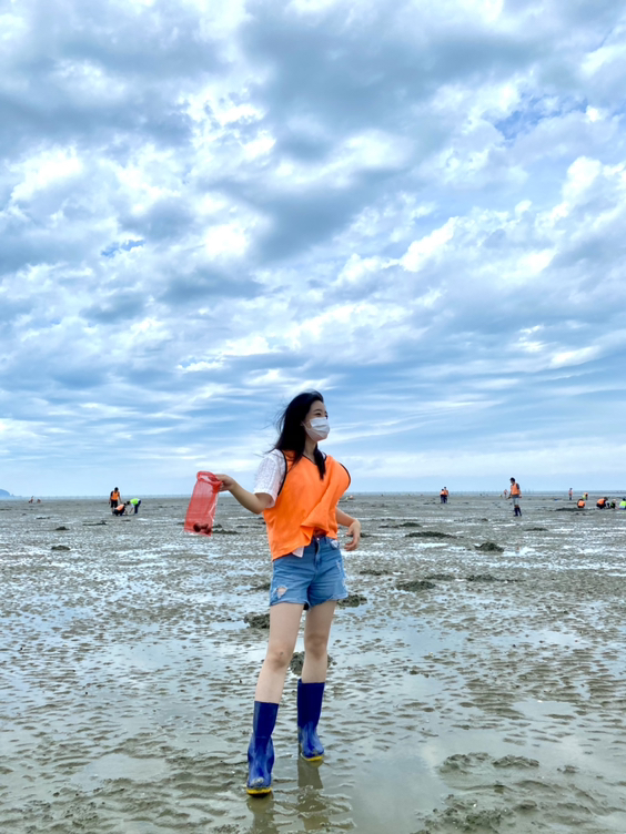 
                        來到韓國旅行的你，如果已經厭倦了都市的高樓林立，看遍了風靡一時的熱門景點，那么就來首爾近郊看看不一樣的韓國風光吧。永宗島島嶼與陸地相連，移動方便，十分適合一日游旅行游玩哦！??出行方式：在首爾任意地點換乘至仁川方向的地鐵一號線上，于東仁川站下車。從東仁川站4號出口出來后，步行至東仁川逆北廣場站乘坐306號公交車，步行600米左右即可到達。（或在東仁川地鐵站打車前往更加方便哦！）??地點：永宗島MASIAN趕海體驗場 （??? ?????)地址：仁川 中區 馬嘶鞍路107-8?? ?? ???? 107-8? 營業時間：由于灘涂的有漲潮時間，來體驗挖貝殼的小伙伴們要注意一下需要在漲潮時間完成趕海體驗哦！我們本次8月份的行程是要在下午13：00前離開灘涂。過了一會兒，海水就完全漲起來了。總之上午早一點到達就沒有問題啦~！??地點:DAOUL 貝殼燒烤 （?? ????）地址：仁川 中區 馬嘶鞍路 106?? ?? ???? 106??就在灘涂體驗場的馬路對面，步行不到一分鐘的時間，即可到達一家貝殼燒烤店！這家店除了貝殼燒烤，還有海鮮刀削面，生魚片，油炸大蝦等菜品。由于當天中午天氣比較炎熱，我們沒有選擇海鮮燒烤，而是點了海鮮滿滿的刀削面來享用。這里的菜量驚人，我和朋友們三個人點了三人份，老板端上來一大盆刀削面時真的震驚到了我們！看上去至少有五人份的分量！三個女生實在沒辦法全部消滅掉，剩下來了好多....不過真的很感謝老板，讓我們美美的飽餐一頓！