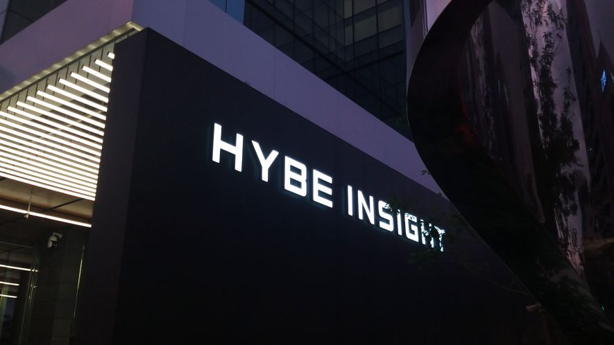 
                        【韓國KPOP文化地打卡】——Hybe Insight目的地：首爾 龍山 Hybe Insight出發地: 首爾 天數：1天出發日期：2021-09-02出行人物：1人#韓國追星# 人均費用：250元?介紹來韓國旅游或者來韓國留學的大家，一定有因為Kpop而慕名而來的。提到韓國就不得不想到文化產業，提到韓流可能就會想到《頂樓》《Runningman》BTS等等的關鍵詞。今天要給大家介紹的就是目前BTS所屬的Hybe公司所舉辦的“Hybe Insight”博物館。Hybe Insight 位于Hybe公司的地下一層和地下二層，此空間是為了讓觀眾從視覺、聽覺、觸覺和感覺上感受到音樂的力量和Hybe的音樂信念。地址：首爾市龍山區漢江大路42韓文地址：????? ??? ???? 42, ??? ?? B1/B2?交通：地鐵四號線、一號線、京義中央線 龍山站出來 步行約十分鐘營業時間：星期二至星期日（星期一閉關，公休日及節假日正常運營）11：00-21：30 （入場截至時間為19：20）預約方式：Hybe Insight APP入場票價：僅入場券22000韓元（人民幣約120元），入場券+指定明星的照片票25000韓元（人民幣約150元）其他重要注意事項：遲到十分鐘以上不可入場，并不可以退票/參觀時間限制2小時，中途不可離場/各樓層有固定參與使勁按，由工作人員依次介紹進行/14周歲以下及體溫37.5以上顧客謝絕入場拍攝注意事項：地下二層全部禁止拍攝/地下一層參觀時只允許手機拍攝照片，禁止拍攝視頻/不可以使用閃光燈和三腳架便民設施指南：地下1層儲物柜/地下一層洗手間(展館外）/地下2層洗手間(展館內）入場路線指南：展館入口位于地下2層. 通過建筑1樓的外部樓梯前往地下2樓的博物館主入口/在地下2樓的快捷入口掃描QR KEY進入（入場QR KEY在預約場次開始前25分鐘生成）其他服務：為行動不便的老年人和殘障人士提供免費停車位和上下樓時的電梯服務（需要訂票時申請貼心服務）