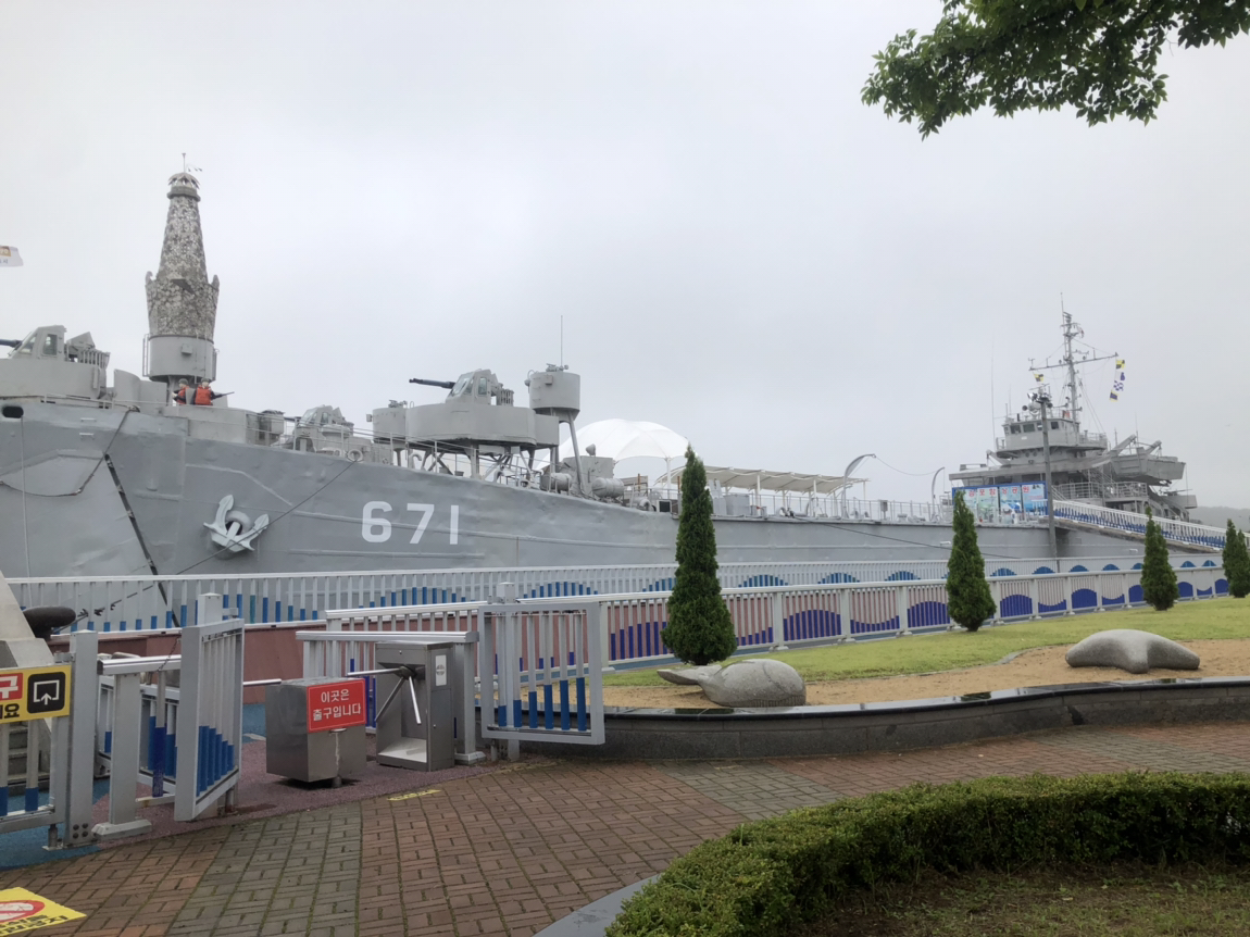 
                        韓國金浦艦上公園??金浦艦上公園守護了62年的大海，利用 2006 年 12 月退役的登陸艦（LST）打造的首都圈首個艦上公園，可提供多種看點及艦上體驗等獨特體驗空間。公園內停泊的軍艦內介紹了軍艦內部結構、艦上設施、韓國軍艦云峰艦的歷史、天安號46勇士經歷以及南北朝鮮戰爭等.在這里可以瞭望大海，假裝乘帆起航???? 110-36 Daemyeonghang 1-ro Daegot-myeon Gimpo-si Gyeonggi-do #韓國景點# ?? 詳細地址