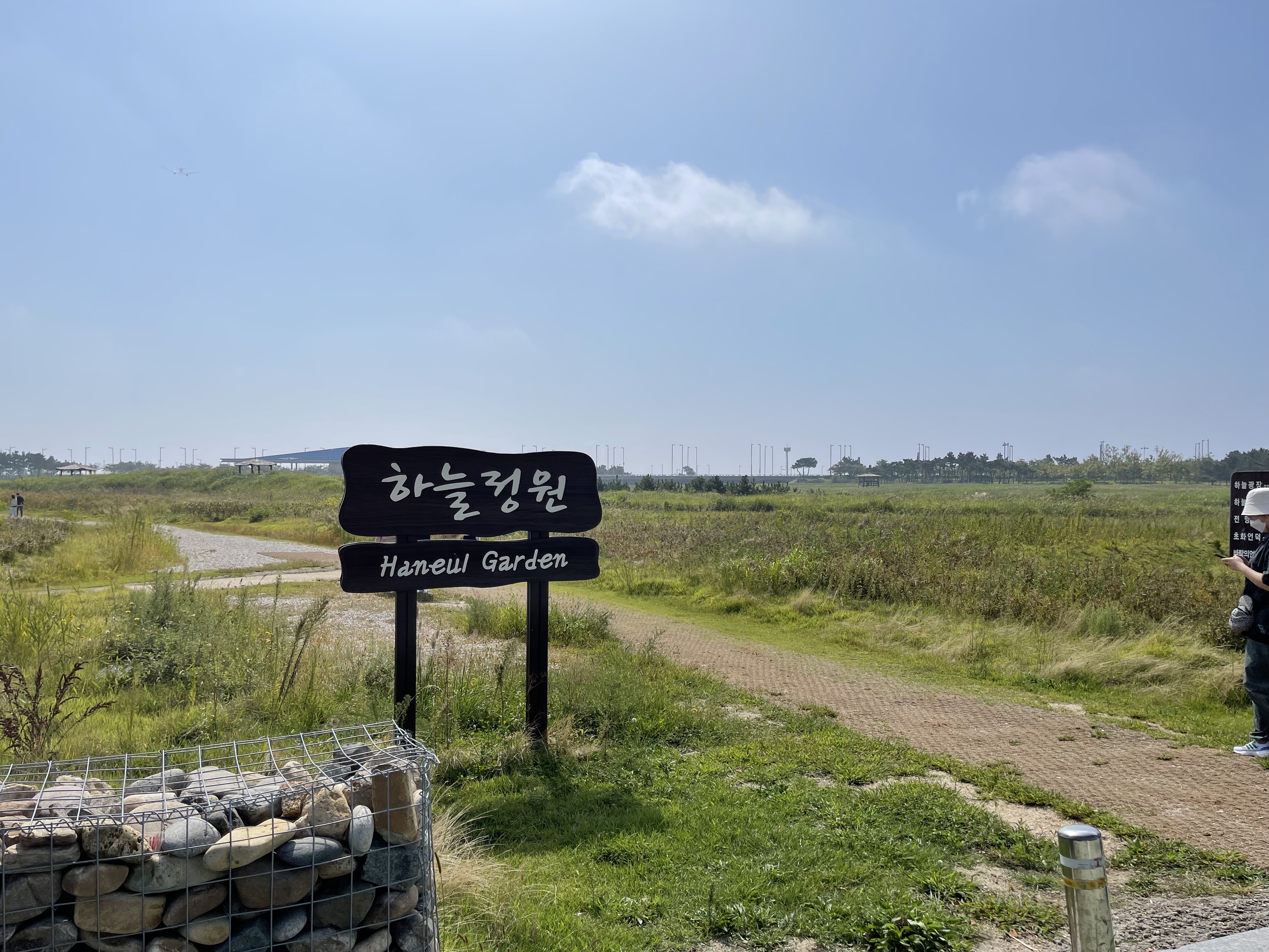 
                        仁川永宗島一日游 路線：濟物浦站-永宗島 天空花園-永宗島 鐵軌自行車-乙旺里海邊-MASIAN面包工廠咖啡廳 地鐵一號線到濟物浦站（????）一起出發 詳細信息 地址： 仁川廣域市中區云西洞2848-6號(?????? ???? : ????? ?? ??? 2848-6?? ) - 可出入時間:06:00 - 17:30 - 停車費:免費 - 門票:免費? 天空庭院 仁川永宗島有仁川國際機場， 還有乙旺里海水浴場也在這里。這里還有舉行波斯菊慶典的地方就是天空庭院。 天空庭院位于仁川國際機場跑道旁邊，猶如樹木園。 站在這里的話，可以近距離觀看隨時起飛和降落飛機，還可以感受到其他樂趣。? 永宗島的鐵軌自行車票價：2人 25.000韓幣/3人 29.000韓幣/4人 32.000韓幣運行時間：冬季 早9點-下午17點 ，夏季 早9點-下午18點*未滿24個月的嬰幼兒免費? 一天的最后小編來到了這里非常有名的面包店<?????>馬西安面包店 ? 地址：仁川中區馬西蘭路 155號 （?? ?? ???? 155） ? 營業時間：周一至周五 10點-21點 / 周末 10點半-20:30休息時間是下午的2點-5點 #韓國美食##韓國網紅打卡地##韓國海邊##鐵路自行車##天空公園# 