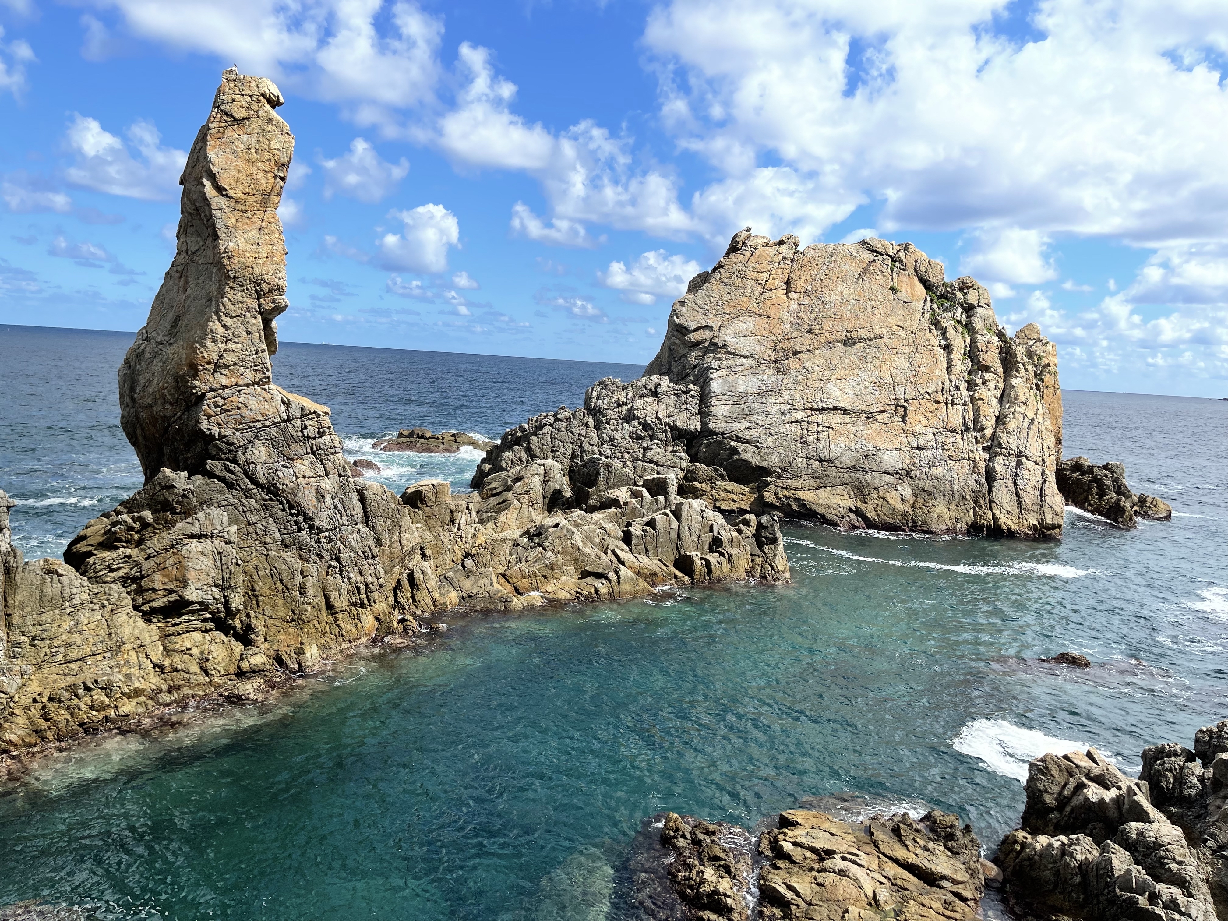 
                        韓國江原道兩天一夜東海岸之旅路線:Day1鏡浦臺海水浴場-午餐-船橋莊觀光-安木咖啡街 觀光Day2 三涉海洋鐵路自行車- 午餐-龍窟燭臺巖石街-三涉海邊地址:江原道江陵市安峴洞山1-9 (??? ??? ??? ?1-9) 電話033-640-4531門票:免費設施使用費 淋浴場(4,000韓元/夏季運營) 停車場:公用停車場 (夏季旺季收費) 江陵鏡浦海邊介紹位于江原道江陵市安峴洞的鏡浦臺海邊是夏季最佳海水浴場之一。俗話說，在炎熱的 夏天，如果想感受韓國的年輕氣息，就到釜山的海云臺、江陵鏡浦臺。得益于此，隨 著年輕人大量涌入，以家庭為單位的游客逐漸擴散到古城和襄陽的海水浴場。鏡浦以 東海岸最大的海邊而聞名，從市內向北6公里，從鏡浦臺1公里處，是裝滿東海滄波的 明沙五里。與此相對應的是，夏季排開的遮陽傘就像噴了顏料一樣壯觀。 只有享受了 這種壯觀的風景，才能說是江陵旅游的開始。 #韓國江原道##傳統韓屋# 船橋莊地址:江原道江陵市云亭洞云亭?63??? ??? : 202? ????- ????-???? ????- ???????-????- ??? ???- ??? – ???船橋莊公共汽車路過的站點 :202號京浦海邊-江門海邊-河南雪軒紀念公園-江陵奧林 匹克公園-教保生命-運動員村公寓-烏竹軒-船橋莊??? ?? ???: ?? ? ??????, ??? ?? ?? 5-10? ?? 船橋莊入口站點:下車后到京浦洞事務所，傳教場方向步行5-10分鐘的距離開放時間:夏季 09:00-18:00 冬季 09:00-17:00 *無休息日 門票: 成人(個人) 5000韓元 / 團體 3500 韓元兒童(個人)2000韓元 / 團體 1000韓元 有優惠時 成人 3000韓幣 /兒童 2000韓幣船橋莊的歷史介紹這是朝鮮時代士大夫的家宅。 全州人李乃蕃移居此地時建造的房屋，位于以前鏡浦湖 面積比現在更大時乘船過往的船橋村(船橋)，故而得名