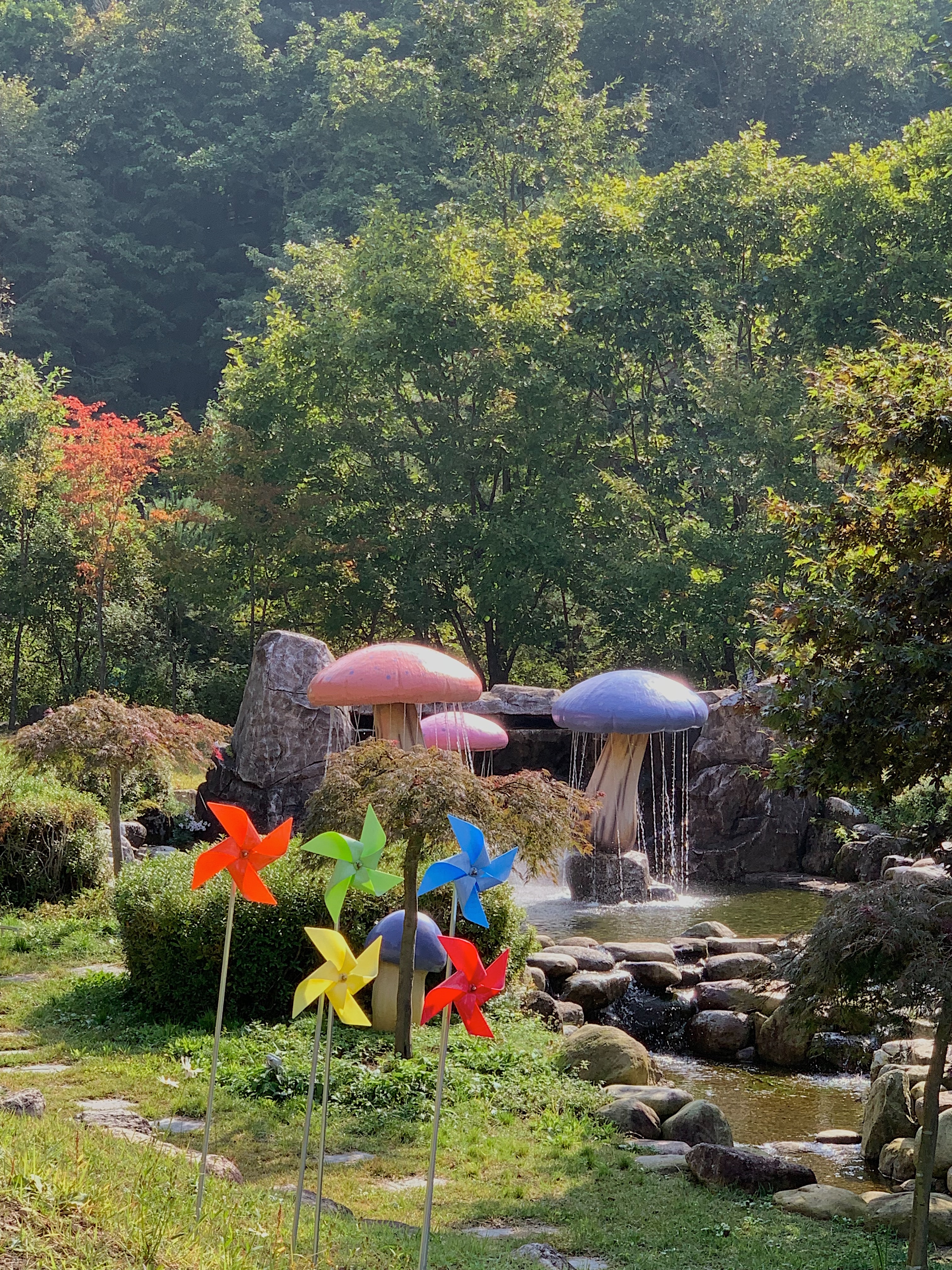 
                        江原道DMZ和平之旅在江原道度過了一個非常治愈的周末??我們的行程大致是：（10月2-3日）
第一天
7:00 弘大路口站1號口出發
10:20 - 10:40 參觀北韓助威團展示館（麟蹄Speedium國際賽車場）
10:50 - 12:00 賽車體驗（麟蹄Speedium國際賽車場）
12:30 - 13:00 午餐 （蕎麥涼面/刀削面）
13:15 - 14:15 觀覽 38線（38線咖啡廳）
15:00 - 17:00 破虜湖花島→樸壽根美術館
17:00 - 18:30 楊口中央市場 (自由晚餐 & 購物零食)第二天 ：
9:00 在前臺集合
9:15-11:00 觀看生態植物園
11:20 - 12:00 午餐（豆腐火鍋）
12:10 - 13:30 散步（韓半島島嶼）
13:45 - 15:00 坐皮艇(破虜湖)
15:00 - 16:00 訪問咖啡廳（自由吃零食） #韓國旅游攻略##韓國江原道##江原道旅行# 
