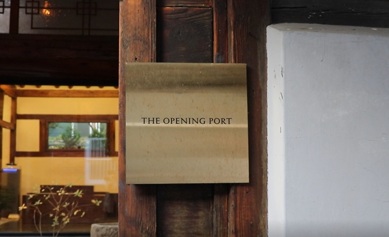 
                        路線:新浦國際市場(??? ????)-Sunny滑冰場(??? ?????????)- The Opening Port 韓屋咖啡廳 (??? ??? ????)新浦國際市場的介紹:“據說是共存著歷史，傳統，文化”代表著仁川的市場。” “仁川最早的近代常設市場”(全天營業的市場) “與開港歷史一起走過100多年的仁川代表性市場”地址:地鐵1號線從東仁川站下車，從2號出口出來，向新浦洞方向約100米詳細地址 400-080仁川廣域市中區又玄路四九號街 (400-080 ????? ?? ???49?? 11-5)營業時間:早10:00-晚 09:30下午小編來到了滑冰場-Sunny滑冰場(??? ?????????) 地址:仁川廣域市中區仁峴洞3-2 ，????? ?? ??? 3-2營業時間:周一到周五 13:30 – 19:00周末 / 公休日 10:30 – 21:00 (入場截止時間18:00)一天的最后果然還是要由咖啡來結束，小編來到的是一家韓屋式的咖啡店The Opening Port 韓屋咖啡廳 (??? ??? ????) 地址:仁川廣域市中區沓東路12號街 ，????? ?? ???12?? 6-6 營業時間:早 11:30-晚 09:00 (最后訂單截止 8點30分) #仁川旅游##韓國復古咖啡店##韓國旅游# 