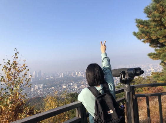 
                        來一場說去就去的爬山！迎接山里的好空氣和陽光吧！在家坐壞了，出來運動一下登山是個不錯的選擇哦！??峨嵯山——海拔287m，因山勢平緩，附近的市民經常到此登山鍛煉身體。但是登山小白還是記得帶好水和補充體力的小零食以及防滑的鞋子哦，韓國的山大部分都是盡量不修臺階，保留山原始的部分，所以還是有很多路不是很好走。??行程：7點45分左右在5號線峨嵯山站2號出口集合，步行15分鐘到山下。8點50分左右到了峨嵯山的山頂。拍照吃吃提子喝口水。9點半開始下山。這時候出乎意料的事情來了，小編是想去高句麗亭打個卡結果下山生生迷路了走進一個四處無人的地方，這座山雖然不高但是會給人哪里都是路的一座山。可能是平日人也沒有很多，然后就趕緊原路返回了。雖然沒人的地方也發現了很好看的風景，但是這里提醒大家還是盡量跟著看起來很有經驗的登山者們一起走吧！10點半左右，我們終于走出來了發現去了另一個方向的出口。不過還是打車去了要去吃的老爺爺手工豆腐。他們說爬完峨嵯山必吃的就是山下的豆腐啦！大家記得一定來打卡！真的不會失望。嫩豆腐和蘿卜泡菜真絕絕子。可干凈清爽了。我們三個人點了一份??? 一份???，結果還沒吃完！嫩豆腐真的很好吃，強烈推薦，和米飯米飯泡菜拌在一起。很多登山完以后來喝個瑪格麗酒吃個豆腐的人。山名：??? 峨嵯山 不要門票哦！交通：5號線峨嵯山站2號出口，出來跟著登山的人去就沒錯了！美食店名：?????????（元祖老爺爺手工豆腐）地址：?? ??? ??? 324 1?首爾廣津區紫陽路324 1樓營業時間：5：00-22：00不管是哪里，想去就快點付出行動吧 #韓國旅游##爬山##峨嵯山# 
