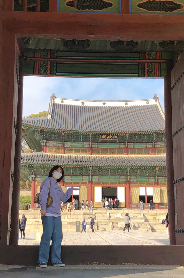 
                        久違的來到韓國的宮殿看看了！感覺瞬間回到剛來韓國去景福宮那會。周末人有點多，下午兩點多來的，昌德宮后花園的票已經賣完了。久違的逛一逛宮殿也是不錯的選擇！重要的是這樣的景點真的很出片啊！??景點：??? 昌德宮時間：周一休息！其他日：9點~18點（2-5月，9-10月）17點截止售票， 9點~18點30（6-8月）17點30截止售票，9點~17點30（11-1月）16點截止售票（大家看好時間來哦！想看人少又漂亮的后花園記得早上就去！后花園的票會提前售盡）地址：?? ??? ??? 99(首爾鐘路區栗谷路99)??重點要推薦的是這家 ??? ??，他家有很多分店，在圣水弘大附近都有，之前一直想去但用因為別的事情沒去成，這家在益善洞里。五點剛到就開始排隊了，還好趕上第一波進去，炸天婦羅真的超級酥脆，下面是米飯醬油和一顆溏心蛋。醬油都很好吃也不會很咸但是和米飯拌在一起很絕！不愧我期待這么久！太好吃了。基本的套餐是13900韓幣77元。下次去一定要吃special的，分量更足，18000韓幣一人。??店名：??? ?? ???營業時間：12點~21點，午休15點~17點，最后點單時間20點15分。地址：?? ??? ???28? 23-5 1?(首爾鐘路區水標路二八街 23-5 1樓)?出來之后看到這家之前很火的運勢抽簽，只要1000韓幣就能看自己一年的運勢！有按屬相的，星座的，戀愛運和財運也是單獨的。本想抽來看看以為每個人都差不多！沒想到真的有點準，和朋友的都不一樣，朋友今年都在學習，結果她的第一句話就是關于學習的，著實有點嚇到。大家可以去試試看！店名：??? ???時間：（全天無休）地址：?? ??? ????11? 38 ????(首爾鐘路區敦化門路11街38京漢大廈)#首爾探店# #韓國# #益善洞# 