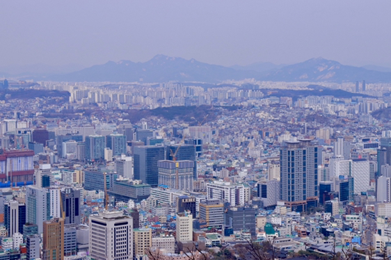 
                         #南山塔##首爾游玩##韓國(guó)旅游##旅游攻略# 感到疲憊的時(shí)候就放下手頭的學(xué)習(xí)和工作到高處看看風(fēng)景吧，眼前的風(fēng)景沒(méi)準(zhǔn)兒沒(méi)準(zhǔn)兒會(huì)讓你感到豁然開(kāi)朗?? 南山首爾塔是一個(gè)不錯(cuò)的選擇，半天就可以換來(lái)久違的開(kāi)心????