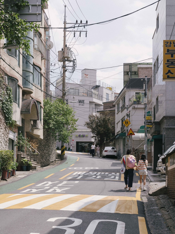
                         #韓國網紅打卡地##韓國景點##韓國旅游# 六月是首爾夏天的開始。初夏的首爾藍天白云，天氣不熱微風習習，真的好美好啊～不辜負好時光，簡單介紹幾個首爾初夏散步的好地方吧～