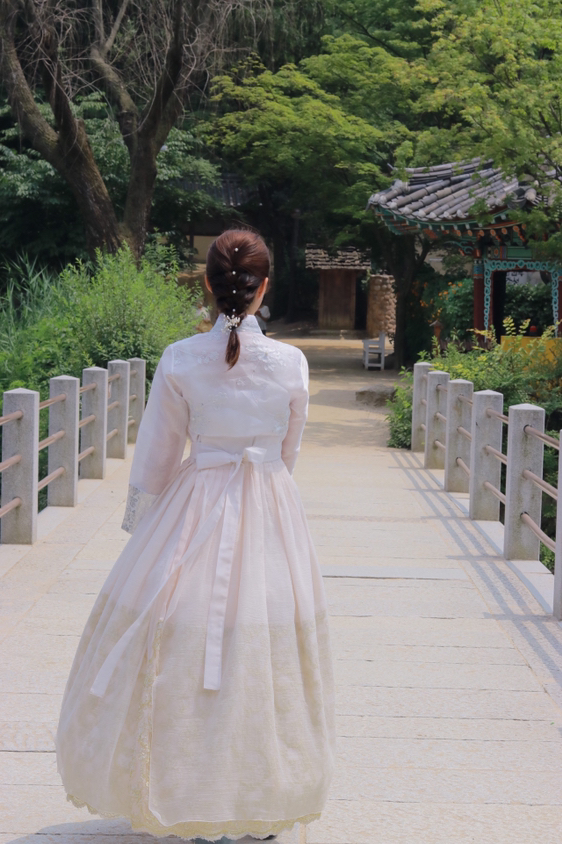 
                         #韓國景點##韓國旅游攻略##韓國網紅打卡地##韓國民俗村##韓服體驗##傳統文化體驗# 第一次穿韓服 在韓國民俗村真的很出片 沉浸式體驗感很不錯～