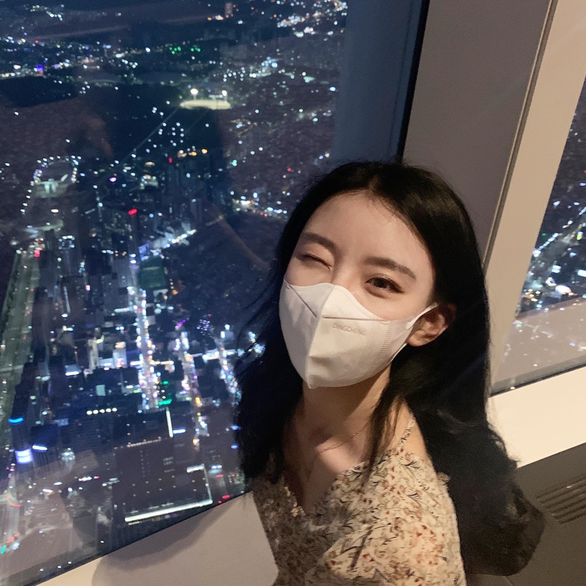 
                         #韓國旅游##韓國網紅打卡地##樂天世界塔##韓國景點# ??韓國????首爾樂天塔共123層，是韓國第一高樓也是世界第三高展望臺??漢江、蠶室、樂天世界游樂場、漢江公園都可以看到哦！
