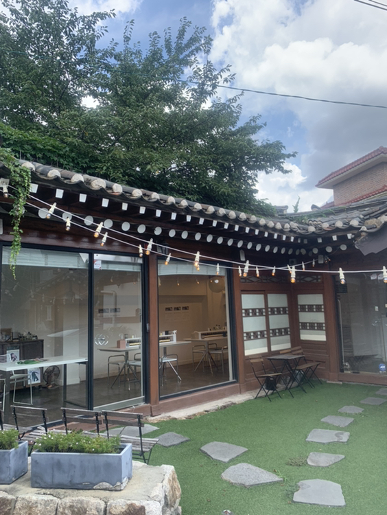 
                         #北村韓屋##韓國網(wǎng)紅打卡地# DIY 制作專屬于自己的味道的香水環(huán)境非常靜謐淡雅 調(diào)香師也很溫柔一共有30個(gè)香型可供選擇 一個(gè)個(gè)識香 #香水制作##DIY# 識香之后標(biāo)上相應(yīng)編號 之后再寫上自己對這個(gè)香的感受和描述 在打上分?jǐn)?shù) 最后選出三種香 就可以開始制作屬于自己獨(dú)一無二的味道啦！ 先做一個(gè)12ml的樣品 不太滿意的話 可以再增加或減少某個(gè)香的比例 最后會(huì)制作成50ml的成品！超級有成就感！具體的預(yù)定和價(jià)格在韓游網(wǎng)上面 #韓游網(wǎng)# 還有具體地址韓游網(wǎng)上面都有！推薦推薦！