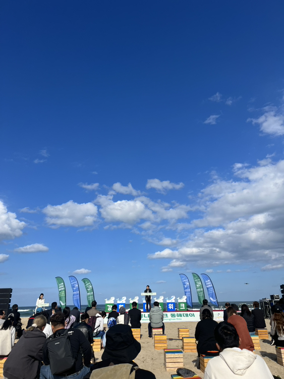 
                         #韓國旅行##韓國江原道##江原道旅行##wellness##東海# 韓國江原道東海慶典節(jié)目東海真的很藍(lán)現(xiàn)在浪比較大 拍照很好看最后還收到了江原道的特產(chǎn)禮物 感謝