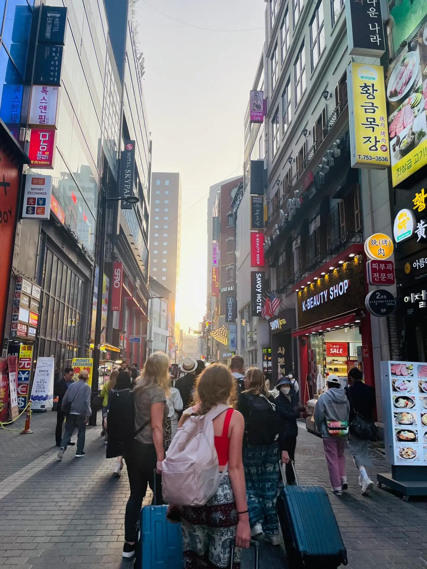 
                        ????首爾游玩攻略，旅行前看我就夠了??
這次的首爾之旅總的來說是非常愉快的，六天五夜的行程，除去購物的開銷，總共花費了五千多。打算去韓國的朋友們，趕緊收藏起來，這里全是實用信息哦！??機票：往返2375元
??住宿：五晚人均1500元
??美食：人均900元
??交通：人均150元??【出發(fā)前必備】
??韓國7日電話卡（55元），附贈轉(zhuǎn)換插頭
??中國銀行預(yù)約外匯業(yè)務(wù)，購買20萬韓元需1101元（可以少取一些，韓國的銀行取錢更劃算，匯率通常能到188+）
??????必備物品：護照/身份證/visa卡/轉(zhuǎn)換頭/電話卡??【住宿小貼士】
??出國游玩，安全第一，建議選擇酒店而非民宿
??連續(xù)預(yù)訂酒店的價格比分開預(yù)訂要高，所以我們選擇了兩家酒店（前三天在仙游島，后兩天在合井）
??首爾的地方不大，選擇酒店時只需靠近地鐵站即可??【穿搭建議】
??首爾的氣候和北京差不多，晝夜溫差大，中午可以穿短袖，晚上有些涼，建議帶一件厚一點的外套
??不需要帶太多衣服，我們就穿一套，帶一兩套，到首爾后再買
??我?guī)У囊路?牛仔外套+2西裝外套+1裹胸+1吊帶+2可外穿的內(nèi)搭??【游玩小貼士】
1??圣水洞、漢南洞這些地方建議白天去，晚上很多店都關(guān)門了
2??弘大的夜生活豐富，晚上去還能看到愛豆的演出
3??建議旅行的前兩天就去免稅店，我們就是到了最后一天才去，措手不及
4??看櫻花不必非去汝矣島，街頭的櫻花樹就很美；去了漢江公園人很多，其實也只能指著一棵樹拍照??【其他小貼士】
??國內(nèi)取少量現(xiàn)金，坐地鐵，其他的可以到韓國再取
??疫情三年，很多東西都變了，很多店不能用支付寶，都需要現(xiàn)金；有的店可以用visa
??買品牌去免稅店，掛旅游團有返點，非現(xiàn)金少返2.5-3.5個，但是境外取現(xiàn)金限額一天100萬，提前準(zhǔn)備現(xiàn)金
??中國人有【來都來了】的心態(tài)，旅游時很容易陷入消費陷阱，購物時可以用淘寶識圖，想想價格
??回國需要48小時內(nèi)的核酸，提前一天做即可??【艾批批推薦】
??訂酒店用agoda安可達(dá)
??查路線用Naver，不過需要用國外的apple ID下載，現(xiàn)在淘寶都買不到了，建議提前準(zhǔn)備哦我們的旅行并不是特別順利，光是地鐵就坐錯了好幾次……先把我們踩過的坑整理出來，后續(xù)的游玩購物攻略我再慢慢分享！
#韓國旅游 #首爾 #旅游攻略 #韓國生活 #韓國購物 #首爾探店 #首爾酒店