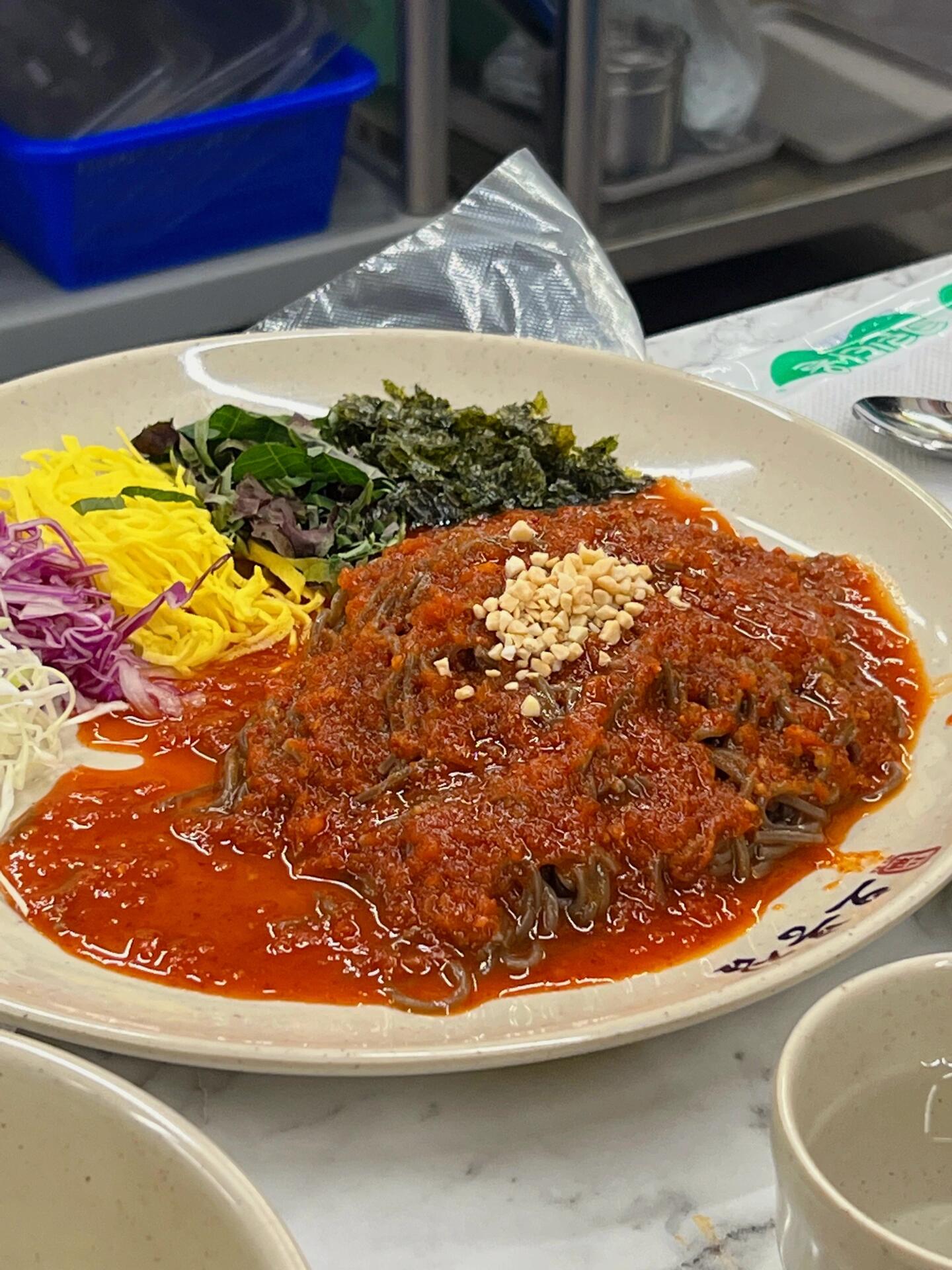 
                        ????首爾美食探索：???的辣炒章魚和白切肉美味無比-這家店真的太棒了！一次性就能品嘗到多種韓國傳統(tǒng)美食，小盤子的設(shè)計也充滿了復(fù)古的韓國風(fēng)情。特別推薦辣炒章魚(??????)，肉質(zhì)彈牙，搭配一碗大米飯，再加上黃豆芽、紫菜、魚餅等各種小菜，口感豐富，美味極了！??-還有白切肉(????)配泡菜也是絕配，肉質(zhì)酥軟，沒有任何豬肉的腥味。如果是兩三個人，可以點一個包含辣炒章魚+白切肉+蕎麥冷面的套餐，絕對物超所值。??-???在韓國是一家大連鎖店，首爾就有幾十家分店，大家可以選擇離自己最近的一家，保證每一家都美味！??????? ???- 地址：?? ??? ??8? 20 1?- 營業(yè)時間：11:00-23:00（平日15:00-17:00午休）- 交通：地鐵1號線鐘閣站 4號口步行114m#韓國留學(xué)日常 #韓國留學(xué)生 #留學(xué)韓國 #韓國旅行 #韓國吃喝玩樂 #韓國旅行攻略 #韓國美食 #首爾旅行 #首爾探店 #首爾打卡 #首爾美食 #美食探店 #韓國料理 #韓料 #辣炒章魚 #韓式白切肉 #???
