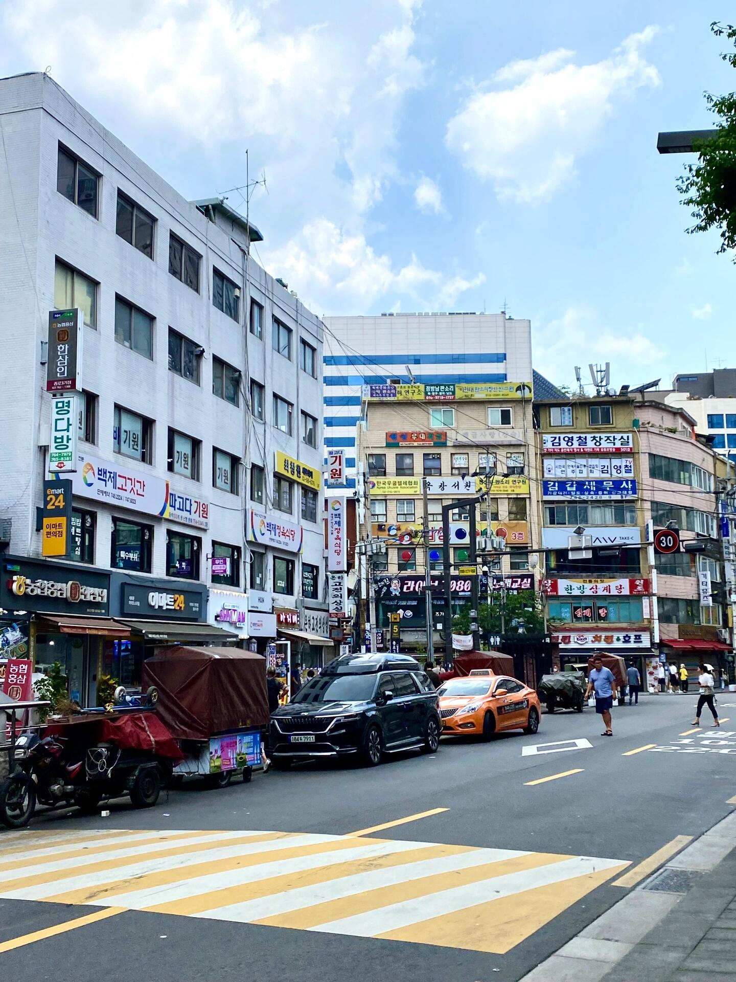 
                        韓國(guó)????自由行 | 解決境外上網(wǎng)難題！！！在之前的出行必備清單中，我提到了關(guān)于境外上網(wǎng)的問題，很多小伙伴都提出了疑問。流量卡、隨身wifi，還是國(guó)際漫游，到底哪個(gè)更適合呢？???????我來(lái)分享一下我的親身經(jīng)驗(yàn)！我在出行時(shí)帶了流量卡和隨身wifi，但是在地鐵這樣的地方，流量卡很容易沒有信號(hào)。而我大部分的出行工具都是地鐵，而且流量卡只能使用4G，所以我覺得隨身wifi更方便~（其實(shí)我也想開通國(guó)際漫游，但是價(jià)格有點(diǎn)高，所以我放棄了??）我對(duì)比了一下，最后選擇了漫游超人隨身wifi，最重要的是它支持5G！！！1??5G流量??在韓國(guó)自由行時(shí)，5G流量完全夠用，下一站我一定要帶去日本（我買的流量卡只能使用4G??，5G的速度比4G快15倍，你懂的）2??多人共享我和我妹妹兩個(gè)人使用，加上她的ipad（她帶了畫圖用），三個(gè)設(shè)備同時(shí)使用也很流暢~3??續(xù)航能力強(qiáng)可以使用13-15個(gè)小時(shí)，韓國(guó)的商家一般上午10點(diǎn)或11點(diǎn)才開門，我們一般中午出門，用到晚上回酒店完全沒有問題4??信號(hào)覆蓋全面我們出行的工具80%是地鐵??，但是wifi的信號(hào)沒有受到影響（而流量卡有時(shí)候會(huì)信號(hào)??很差）5??方便、輕便不需要插卡，也不需要改變手機(jī)的設(shè)置（流量卡就需要改*），隨時(shí)隨地都可以使用，這點(diǎn)我非常喜歡！而且我原本以為它的重量和充電寶差不多，但是實(shí)際上它非常輕，攜帶起來(lái)非常方便~??預(yù)定方式可以直接在機(jī)場(chǎng)或者在線（淘寶、????等）預(yù)定，順豐包郵~#韓國(guó) #韓國(guó)旅行 #流量 #流量卡 #韓國(guó)旅游 #韓國(guó)自由行 #韓國(guó)旅行攻略 #韓國(guó)上網(wǎng) #暑假生活