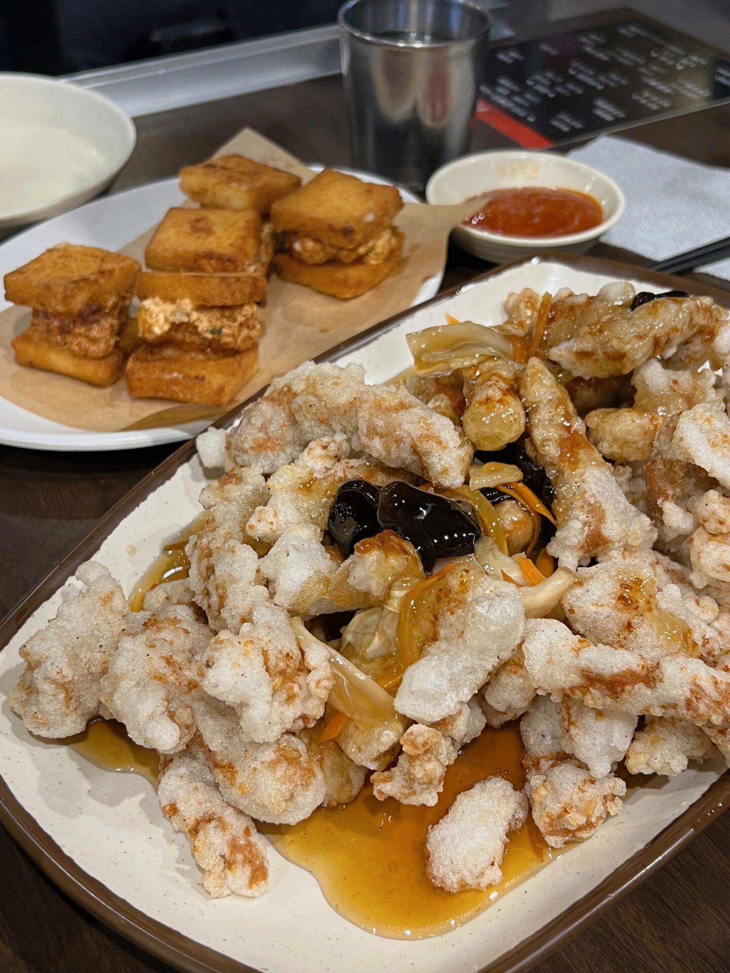 
                        首爾美食探索????一個(gè)月不吃一次炸醬面就會(huì)難受??-白鐘元的香港飯店0410無(wú)疑是我在韓國(guó)最常光顧的一家餐廳了。只要隨便翻翻我的相冊(cè)，就能找到十幾張?jiān)谶@里的照片。大概每個(gè)月我都會(huì)來(lái)這里吃一次，真的強(qiáng)烈推薦大家來(lái)韓國(guó)旅游的時(shí)候一定要嘗試一下這家店的美食！-他們的菜單上有炸醬面(???)、海鮮面(??)、炸醬飯(???)、糖醋肉(???)、炒炸醬(????)面等各種美食，每一樣都超級(jí)好吃。我個(gè)人最喜歡的還是最經(jīng)典的炸醬面，尤其是加了青陽(yáng)辣椒的那種，味道更是無(wú)法抵擋。雖然最近價(jià)格有所上漲，但是相比于他們的美食，價(jià)格還是非常合理的。如果你想要多點(diǎn)一些，只需要加1k韓幣就可以點(diǎn)雙倍的量。如果你是一個(gè)人去，還可以點(diǎn)炸醬面/糖醋肉半半的套餐。-這家店在首爾的每個(gè)地鐵站/居民區(qū)附近都有分店，所以無(wú)論你什么時(shí)候想吃，都能找到一家。只需要在搜索框里輸入“????0410”就可以找到他們的店了！#韓國(guó)留學(xué)生活 #韓國(guó)留學(xué) #韓國(guó)旅游 #韓國(guó)生活 #韓國(guó)旅游攻略 #韓國(guó)美食 #首爾旅游 #首爾美食探索 #首爾打卡地 #首爾美食 #美食探索 #韓式炸醬面 #白鐘元 #白鐘元炸醬面 #香港飯店0410