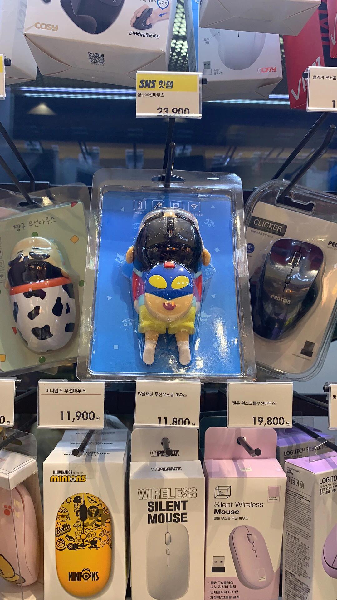 
                        ????探索之旅-韓國(guó)弘大animate野畫集漫畫本??最近，首爾舉辦了一場(chǎng)引人矚目的進(jìn)擊的巨人展覽，成人票價(jià)為20000w韓幣一位??。弘大區(qū)域是個(gè)逛街的好去處，尤其是對(duì)于喜歡kakao和二次元周邊商品的朋友們來(lái)說(shuō)，這里簡(jiǎn)直是天堂???。我在這里買到了一款超可愛的蠟筆小新鼠標(biāo)???。animate店內(nèi)有很多漫畫，還有專門的bl專區(qū)，讓人眼花繚亂??。我購(gòu)買了野畫集的第四卷，雖然價(jià)格稍貴，16000w韓幣，但是里面收錄了很多日本漫畫，非常值得??。#韓國(guó)旅行 #韓國(guó)自由行 #弘大 #animate #野畫集 #蠟筆小新鼠標(biāo) #二次元周邊商品 #kakao #進(jìn)擊的巨人展覽