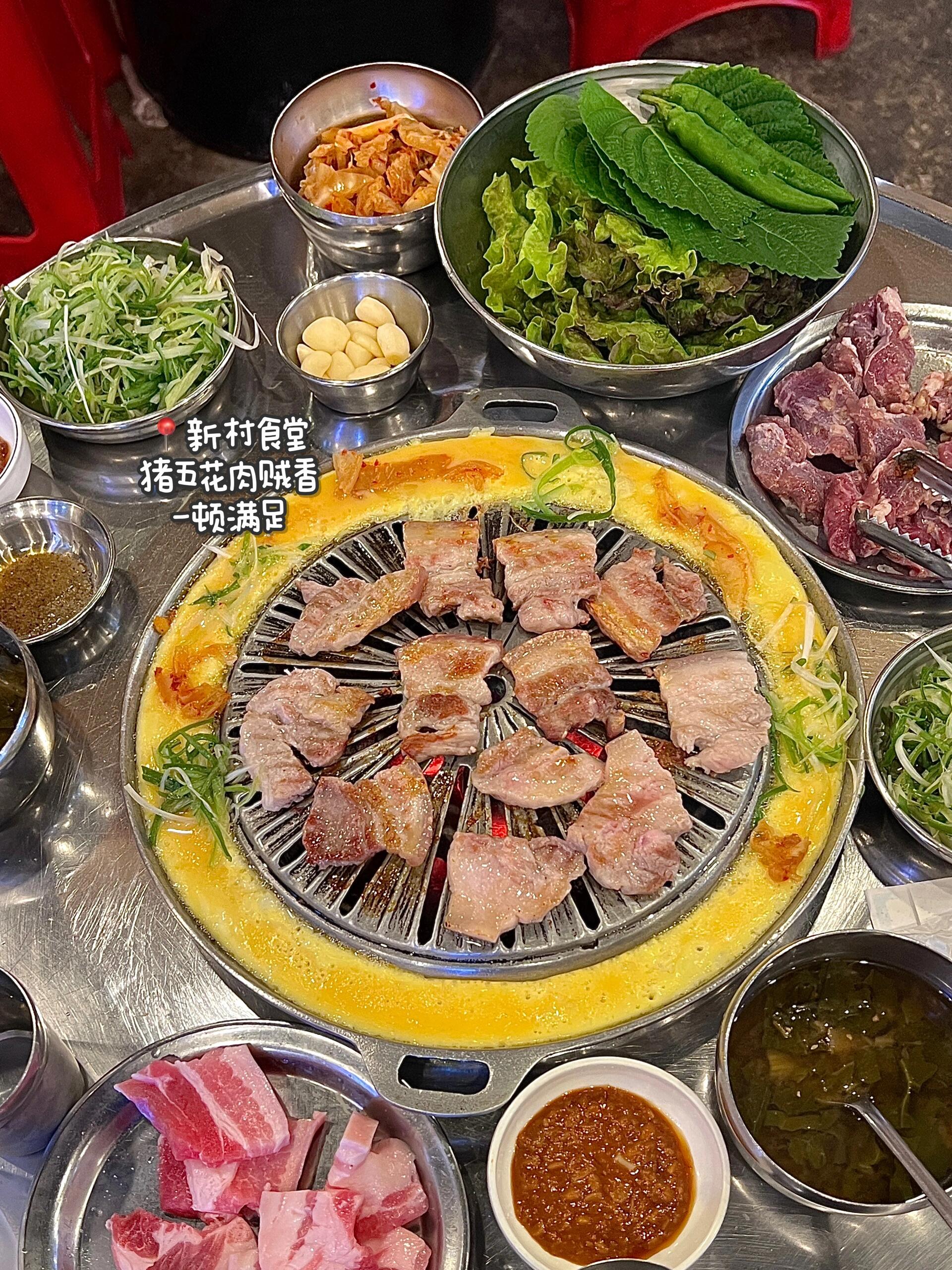 
                        ????弘大美食推薦｜錯(cuò)過這4家店你會(huì)后悔！1???????人均100+??，是《梨泰院Class》的拍攝地點(diǎn)這里總是座無(wú)虛席，滿是本地年輕人在享受美食和小酒??和朋友們一起來(lái)這里小酌兩杯，點(diǎn)點(diǎn)菜，最適合不過這家店的招牌是豬肉泡菜鍋雖然我覺得豬肉有點(diǎn)瘦，我更喜歡肥的但是泡菜湯的味道真的太好喝了，酸辣開胃！我根本停不下筷子，一直在吃泡菜??2?? ?? Doma就在1??的店對(duì)面，這家烤肉店也是超級(jí)火如果想避開正餐時(shí)間的話，可能就不用排隊(duì)了??烤肉、冷面、辣拌醬蟹都超級(jí)好吃！人均200??，如果發(fā)現(xiàn)不用排隊(duì)，一定要立刻進(jìn)去！3???? ??人均50??，這是一家無(wú)限續(xù)吃的年糕火鍋?zhàn)灾??我之前的筆記里有詳細(xì)介紹這家店可以去我之前的韓國(guó)合集里找一下～4??新村食堂 ??這是白鐘元的店，口味絕對(duì)讓你滿意??他家最出名的就是各種豬肉，尤其是烤五花肉還有滿滿膠原蛋白的烤豬皮/大腸/泡菜湯提供中文菜單??人均130#美食三餐 #韓國(guó)美食 #韓國(guó)旅行推薦 #首爾美食 #首爾美食探店 #弘大 #弘大美食 #泡菜湯 #韓國(guó)烤肉 #豬蹄 #探店計(jì)劃100家