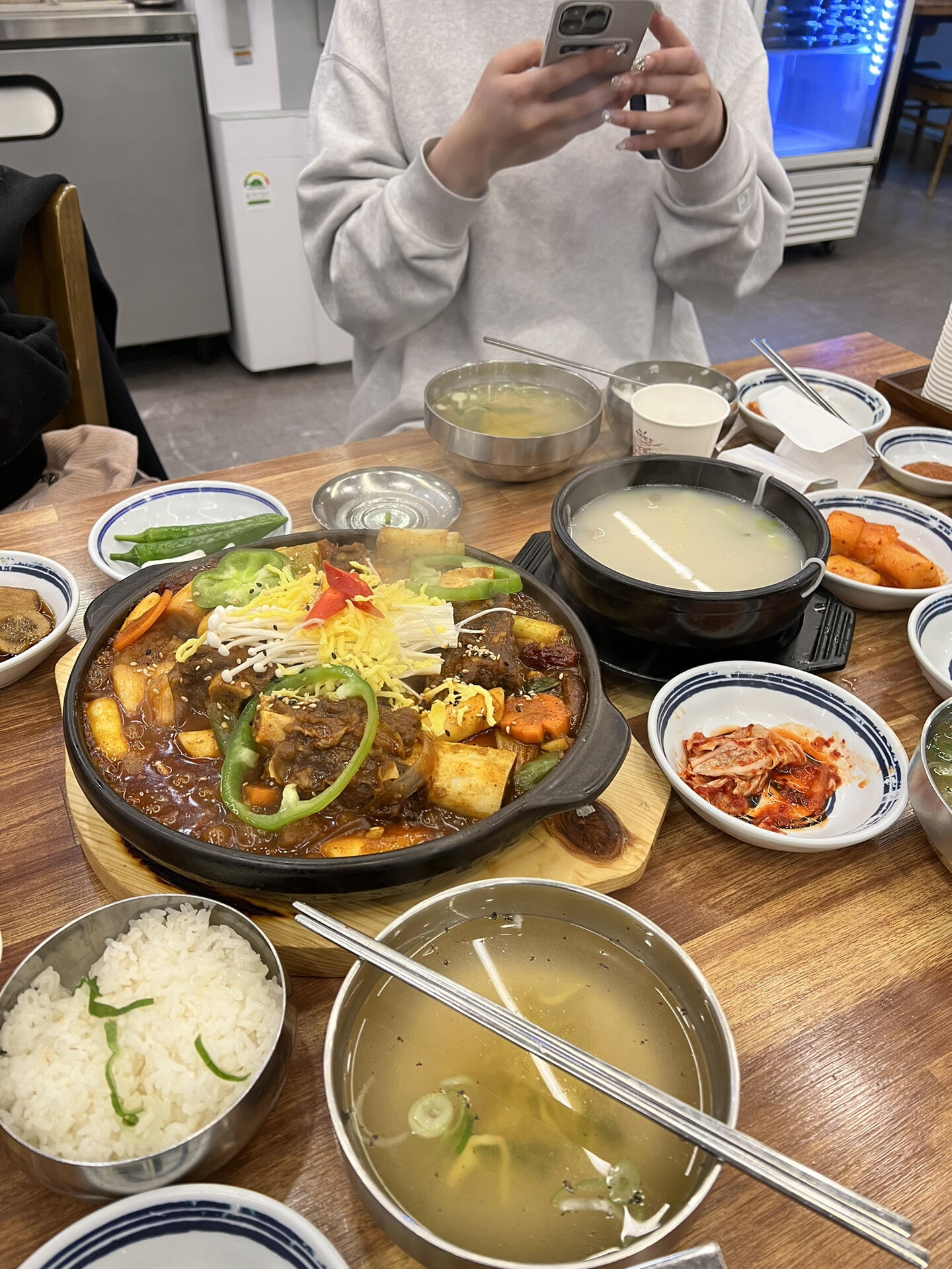 
                        釜山美食探店+松島纜車體驗(yàn)+甘川文化村黃昏美景+南浦雪濃湯嘗鮮???：???美食店??: 位于?? ??? ?????33?? 101 ?????11點(diǎn)一開門，我們11點(diǎn)10分就到了，還是需要排隊(duì)等候！店內(nèi)裝修風(fēng)格復(fù)古，我們饞了烤青花魚，點(diǎn)了三條，份量超大，美味無(wú)比，滿滿的油水，讓人吃過一次就難以忘懷。人均消費(fèi)不到3w韓元！店鋪就在大海邊，吃完美食，還可以在海邊散步，釜山的陽(yáng)光和大海真的美極了，但是手機(jī)拍不出那種美！看到很多人帶著寵物狗在沙灘上玩耍，真的很有趣！PS：這家店在首爾也有分店，想吃海鮮的朋友可以去試試??: 松島纜車??: 位于?? ?? ?????171我們買的是水晶纜車往返票，（水晶纜車的底部是玻璃的）三個(gè)人大約6萬(wàn)韓元，風(fēng)景美不勝收，無(wú)需多言！??：甘川文化村 ??????記得要坐小巴士上山！小巴士外有中文指示牌“甘川文化村”，???開頭的小巴士就對(duì)了。我們因?yàn)闀r(shí)間關(guān)系沒能去，只是在傍晚去看了一下文化村的夜景，但是黃昏的景色反而更美！有一種被濾鏡覆蓋的感覺！因?yàn)樘鞖馓洌砩嫌慰秃苌伲赇佉不径缄P(guān)門了，我們就沒敢深入村子里面，怕迷路哈哈！但是遠(yuǎn)遠(yuǎn)地看了看，拍了照，也就足夠了哈哈！??：南浦雪濃湯??：位于?? ?? ???2?味道一般，主要是看這家店人氣很旺，就來(lái)打卡了，是那種韓國(guó)老百姓晚上來(lái)吃飯的地方，不是什么網(wǎng)紅店，大家可以根據(jù)情況選擇！我們還點(diǎn)了一個(gè)辣炒排骨，肉質(zhì)硬老，不好吃，真的就一般！#韓國(guó)留學(xué) #我的日常 #韓國(guó)生活 #大海 #釜山 #釜山之旅 #釜山美食 #韓國(guó)釜山 #釜山旅游 #釜山探店 #釜山廣安里 #釜山旅游攻略 #釜山海雲(yún)臺(tái) #韓國(guó)旅行 #韓國(guó)旅行 #韓國(guó)釜山包車旅行 #韓國(guó)旅行攻略