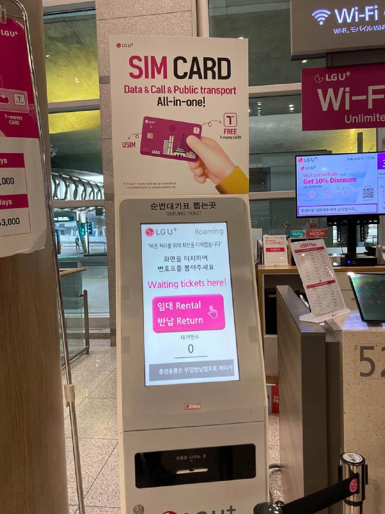 
                        ????韓國游記必備秘籍??聽我一句勸千萬別在機場購買sim卡。機場的卡無法接收短信，也沒有真正的韓國電話號碼，極其不便。??只有擁有韓國電話號碼，你才能注冊kakao，才能叫車；預約各種活動都需要通過kakao進行溝通。我在韓國待了一個月，甚至連買蛋糕的店主都需要通過kakao talk進行款式的溝通，沒有賬號你就無法進行任何操作；有了電話號碼，你在餐廳就無需排隊等待，雖然catchtable游客無法使用，但至少在線下機器取號后，你會收到kakao的提醒，無需在烈日下等待。??去便利店購買sim卡，這是最便捷的方式。便利店的卡可以滿足我上述的所有需求，讓你的韓國之行暢通無阻。我見過太多在濟州島無法叫到車的游客，有了電話號碼，你就可以叫網(wǎng)約車，反正我們總是打車，不存在叫不到車的情況。#韓國旅行 #韓國旅行攻略 #韓國自由行