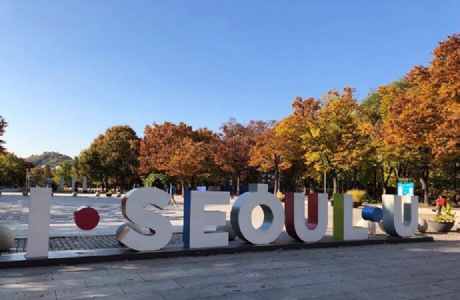 
                        韓國十月秋色之旅|沉醉于大自然的調(diào)色盤秋天??，一年四季中最美的季節(jié)，即將到來。滿街的金色銀杏樹和落葉，構成了秋天的主題曲，也是一年中最佳的攝影“旺季”！??南怡島這里是冬季戀歌的拍攝地??，島內(nèi)有大片的銀杏葉樹林??。除了金黃色的銀杏路，還有火紅色的楓葉交相輝映，漫步在島上，你還可以偶遇出來覓食的小松鼠和兔子??。??：2w韓元（在韓國旅游網(wǎng)站預訂會更便宜?）?：8:00-18:00??：乘坐地鐵京春線到加平站下車，乘坐加平循環(huán)巴士直接到南怡島碼頭，從碼頭坐船上島，全程大約需要1小時30分鐘??：京畿道加平郡加平邑北漢江邊路1024??：只需出示預定成功的二維碼??即可??：游玩結束后，可以去渡口品嘗南怡島特色的春川燉??！??首爾林首爾林是韓國人最喜歡的公園之一，面積大，植被豐富，還可以看到小鹿??。?：5:30-9:30??TIPS：首爾林公園旁的街道已經(jīng)改造成了咖啡店和買手店，你可以半天吸氧??，半天逛街！??景福宮秋天是景福宮一年之中最美的季節(jié)??。在這里，你可以身臨其境地感受歷史文化的魅力??，溫和的陽光灑在古老的建筑上??，映射出秋葉的金黃色。??：首爾市鐘路區(qū)世宗路1-91??：三號線景福宮站?：9:00-17:00??：3k韓元??TIPS：穿韓服免門票??（在韓國旅游網(wǎng)站預訂的Hanboknam韓服，款式超多！）??奧林匹克公園這里有那棵孤獨的樹！秋天的奧林匹克公園是大片波斯菊??的海洋，從九月中旬到十月末，你都可以看到波斯菊燦爛的樣子??，無需預約和門票。??：首爾市松坡區(qū)奧林匹克路424??：八號線夢村土城站1號出口，九號線漢城白濟站2號出口??TIPS：地鐵站出來后有一個咖啡廳，你可以在這里買些吃的帶進公園。??花譚林這里是攝影的好地方，無論怎么拍都很美，還可以乘坐單軌小列車！一起來賞秋吧！??：京畿道光州市道尺面道尺上路278-1??：1w韓元?：9:00-18:00??票：1w韓元韓國旅游，盡在韓游。更多韓國旅游資訊，請搜索韓國旅游網(wǎng)站。#韓國自由行 #韓國旅行 #韓國首爾 #韓國日常 #韓國旅游 #秋天