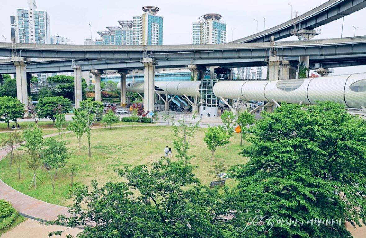 
                        首爾漢江公園探索之旅????我是個熱愛在日落??時分散步的人，這里有我最喜歡的公園，如果你有心儀的人，不妨帶他/她一起來探索這些美麗的地方，保證讓你們的感情更加甜蜜哦~??1-2 : 盤浦漢江公園，這是我個人認為最棒的漢江公園，位于盤浦大橋旁邊，晚上有彩虹??噴水秀，還有潛水橋和世光咚咚島，絕對值得一去。??望遠漢江公園，位于成山大橋北部，你甚至不需要坐墊，只需在便利店買罐啤酒就可以在這里享受治愈的時光。??圣水云朵橋，位于圣水大橋東北部，你可以清楚地看到南山塔和樂天塔，感受首爾的夜景，而且離當今最HIP的圣水洞非常近。??蠶院漢江公園，位于漢南大橋東南部，以漢江上的星巴克咖啡店而聞名，你可以在這里拍攝你的人生照片。??鷺梁島（???)，位于漢江大橋東側的漢江上的小島，是最浪漫、最感性的公園，是觀看日落的好地方，你還可以看到63大廈和汝矣島建筑，以及行駛中的一號線地鐵。??楊花漢江公園，位于楊花大橋東南部，你可以看到國會議事堂和汝矣島建筑，以及2號線地鐵，這里是騎自行車的好地方，你還可以一起看挨著的仙游島公園。??徐來島，緊挨著盤浦漢江公園，是野餐的好地方，春天時，這里會開滿油菜花。??汝矣島漢江公園，位于汝矣島的漢江公園，4月初的櫻花??街道尹鐘路非常有名，周邊還有最大的THE現(xiàn)代百貨店IFC MALL，你可以在這里購物、散步和野餐。????游園地，位于清譚大橋北部底下，是一個大型的綜合公園，有游泳池、圖書館等文化空間供市民體驗（很多朋友都推薦我去這個公園，所以我特意加上了…）。#心情 #旅行 #散步 #韓國 #韓國旅游 #韓國 #漢江 #漢江公園 #城市夜景 #日落 #夜景 #街頭 #攝影
