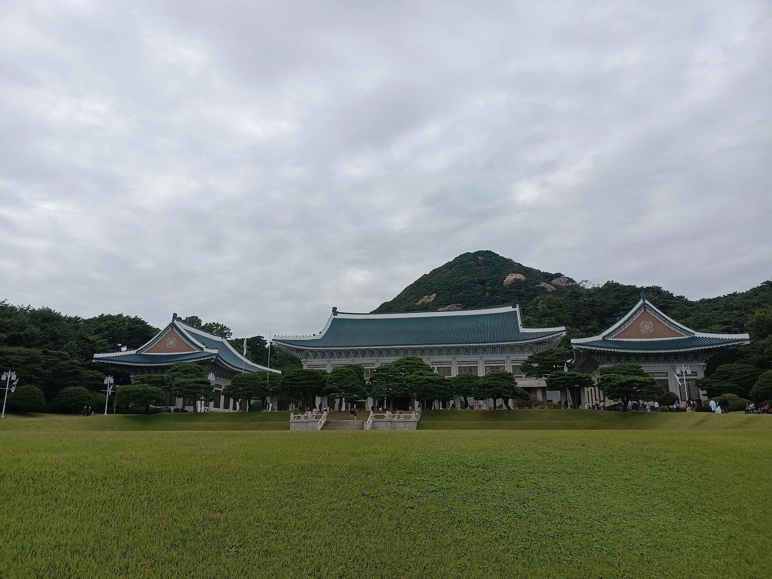 
                        探索韓國的心臟——青瓦臺之旅????#韓國 #韓國旅游 #韓國旅行攻略 #青瓦臺在韓國旅行的時候，你一定不能錯過的就是青瓦臺。這個地方不僅是韓國的政治中心，也是韓國的歷史和文化的象征。在這里，你可以感受到韓國的歷史底蘊和現(xiàn)代氣息的完美結合。????在青瓦臺，你可以參觀到韓國總統(tǒng)的辦公室，也可以欣賞到韓國傳統(tǒng)的建筑風格。這里的每一塊磚、每一片瓦都充滿了歷史的痕跡。?????除此之外，青瓦臺周圍的環(huán)境也非常優(yōu)美。這里有大片的綠地和美麗的花園，是你在韓國旅行的時候，可以放松身心的好地方。????總的來說，青瓦臺是你在韓國旅行的時候，一定要去的地方。在這里，你可以深入了解韓國的歷史和文化，也可以感受到韓國的現(xiàn)代氣息。??????
