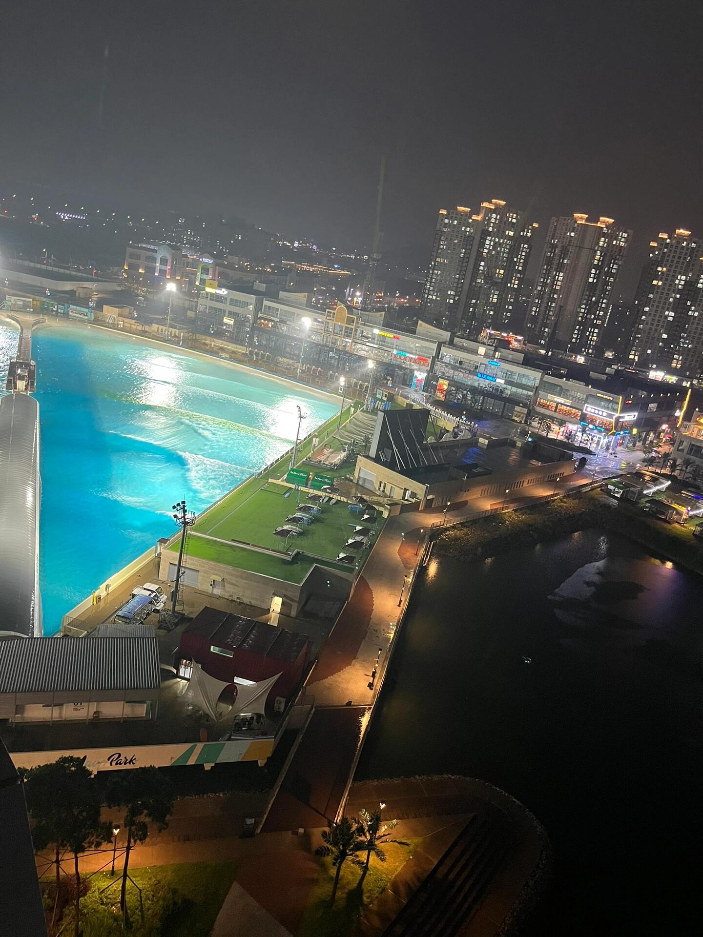 
                        韓國Wavepark沖浪池全攻略???♀?????如何出行：????住宿推薦：????等級選擇：??????美食推薦：????????.無濾鏡，真實感受，真實圖片??一天三場浪，沖到第二天感覺習慣了很多，來的久的朋友們，多沖沖，就適應啦！！不要懷疑自己！！沖！！！????.最后一張，有錢人的包場，左手浪沒人沖人都在右手浪，太浪費了有錢真好????.#沖浪 #surfing #記錄我的沖浪生活 #韓國造浪池 #wavepark #韓國旅行攻略 #攻略