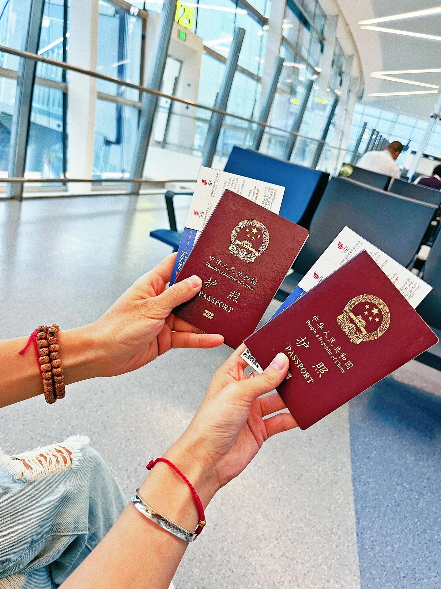 
                        韓國旅行????全攻略！曾在韓國????留學四年，大疫之后的首次韓國之旅????，發(fā)現(xiàn)很多變化，許多熟悉的店鋪已經(jīng)關門??。今天就來分享一下韓國旅行前的準備工作吧~??1??護照簽證??現(xiàn)在是電子簽證，辦理好后打印出來帶著就行。護照出門一定要隨身攜帶，退稅、查年齡、免稅店等都可能需要??。2??錢??建議帶一些人民幣現(xiàn)金??，不必在國內(nèi)換錢，直接登機，國內(nèi)匯率較低。下飛機后就能看到換錢所??，機場換一些，夠買公交卡就行。銀行卡??在韓國ATM可以直接取錢，但會有手續(xù)費。信用卡??也可以帶上，韓國只有少量的便利店和大商場可以用支付寶和微信支付，一般藥店，吃喝的地方都不太行??。3??交通??在韓國，地鐵??和公交??最經(jīng)濟實惠，出租車??較貴。所以到機場后可以先去便利店買公交卡，地鐵和公交都能刷，比現(xiàn)金便宜，也容易攜帶。4??充電??充電器轉換頭一定要提前買，韓國用的是兩孔圓頭的，淘寶有賣的。再帶一個排插??，這樣一個充電頭就夠用了。出門的時候帶充電器一定也要把轉換頭帶上??。可以多帶一根普通??usb的充電線，因為外面有些充電的地方不是Type-c的頭。充電寶也可以帶上，韓國雖然也有共享充電寶，但是又貴又繁瑣，對旅游的人很不友好不普及，別去用?。5??電話??在國內(nèi)提前買流量卡，不需要可以通話的。而且酒店和公共區(qū)域都有wifi，這個還是很方便的。6??住宿??民宿或者酒店（沒必要非得住在熱門地方，只要在地鐵口附近都行，韓國的地鐵要到12點才停）。民宿可以在Airbnb上訂（可以在淘寶上看看有沒有優(yōu)惠卷）。入住人數(shù)一定要據(jù)實填寫，不然到了會讓你加錢的??。酒店可以在去哪兒或者美團對比，經(jīng)驗告訴你，美團便宜??。以上就是我能想到的所有準備工作，如果你們還有什么想知道的，可以在評論區(qū)告訴我哦????。#韓國旅行 #韓國旅行攻略 #出國旅游攻略 #旅游攻略 #韓國
