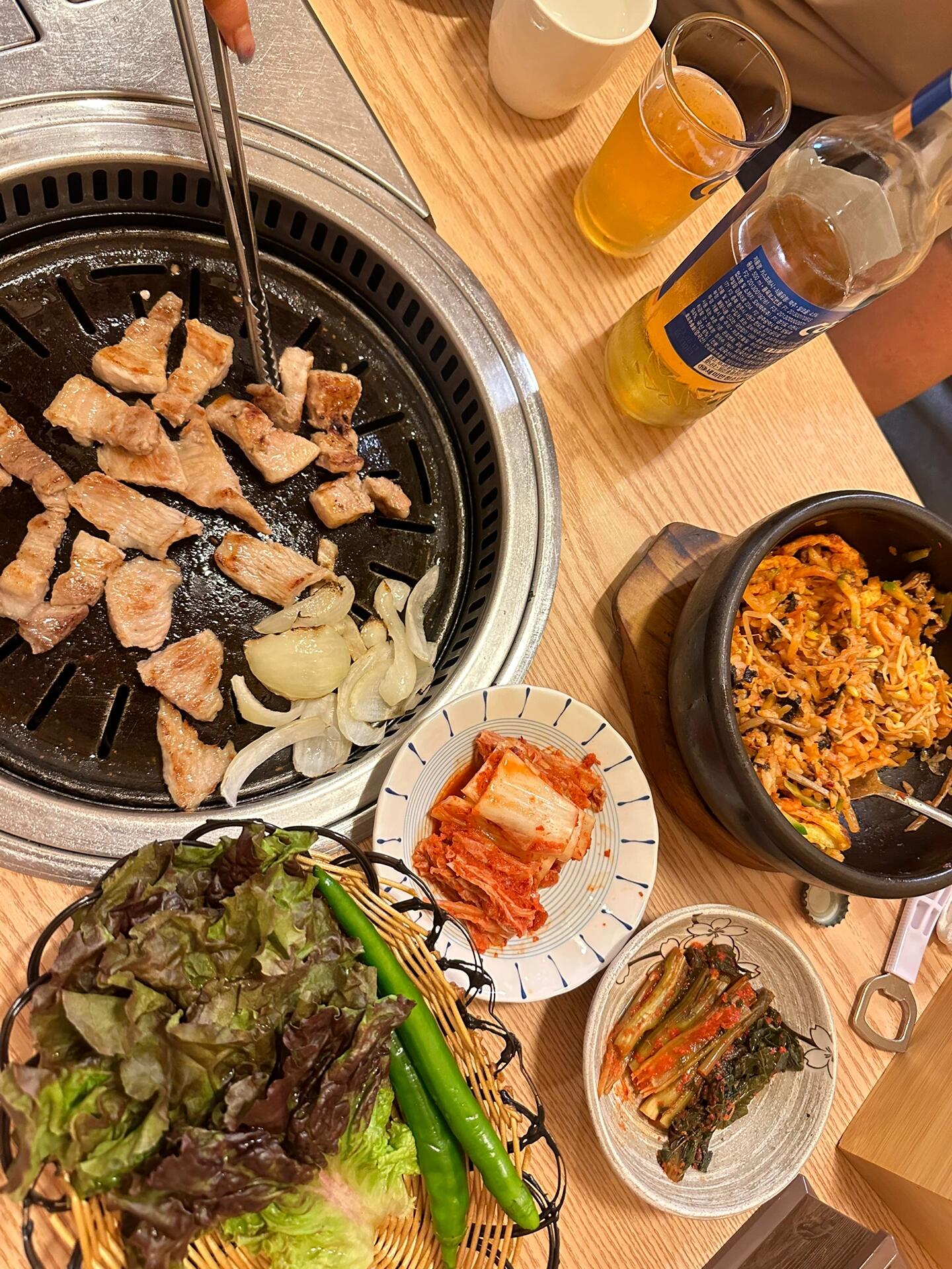 
                        韓國美食探索之旅??????大家都是美食家，推薦的韓國美食都超級好吃。??弘大附近1?? Colline Coffee的柿子冰，柿子新鮮多汁，下面的冰奶香濃郁，真是夏日解暑佳品。??2?? Myth豬蹄 (弘大總店)，份量十足，口感軟糯，香氣四溢，附贈的小菜也很美味，尤其是那個沙拉，我超級喜歡！??延南洞的咖啡店很多，都很好喝。3?? Cafe Layered (延南洞店 )，顏值高，口感好。我喜歡他們家的司康，還有各種小蛋糕，看著就讓人食欲大增。店員小姐姐的態(tài)度很酷哦。??梨泰院漢南洞，是韓國的國際區(qū)，世界美食應有盡有。4??5??Downtowner(Hannam)，超級火爆的漢堡店，下午一點多還有很多人排隊！漢堡確實好吃，醬料給的很足。??6?? Babycheek Donuts，逛累了去的甜品店，里面的甜甜圈超級可愛，奶油也很足。莫吉托拿鐵味道一般，但是另一杯有酸黃瓜的飲品，意外地好喝，酸甜爽口。??7??8??在韓國的老同學帶我們?nèi)サ目救獾辏疚寤ㄈ獬壪悖€喝了韓國特色的真露，后勁很大，我喝得有點暈。??狎鷗亭新沙洞9??星巴克清潭明星店，這家星巴克是明星經(jīng)常來的店，三層樓高，我感覺大杯的跟國內(nèi)超大杯的一樣大。?1??0?? étoile，位于林蔭道，他們的瑪?shù)铝蘸芎贸裕褪怯悬c甜。??北村韓屋村1??1??路邊隨便找的一家店，他們的冷面超級好吃。??12、13、14 Onion (安國店)，店內(nèi)裝修是韓屋風格，拍照效果超級好，甜點也好看又好吃！可以在這里度過一個下午，但是要做好排隊的心理準備。??明洞15、16廣藏市場，韓國特色小吃，幾乎都一樣的，選一家順眼的坐下吃就好，推薦辣豬皮，口感軟糯！還有圖上黃色的餅，叫hotdog，口感糯滑，香氣四溢。??17 BHC炸雞 (明洞總店 )，老網(wǎng)紅了，芝士粉和甜辣的都好吃！芝士球也不出錯，排隊的人依然很多，外面也擺上桌子了。??18 Jeonju Yuhalmeoni Bibimbap，隨便找的一家烤肉店，只有兩種肉，店主外冷內(nèi)熱，其實超級熱情，烤肉和拌飯好好吃，總之很正宗啦。??總結：特色美食幾乎沒有雷，甜品都甜甜的。#韓餐 #烤肉 #甜品 #韓國旅游 #韓國美食 #韓國料理