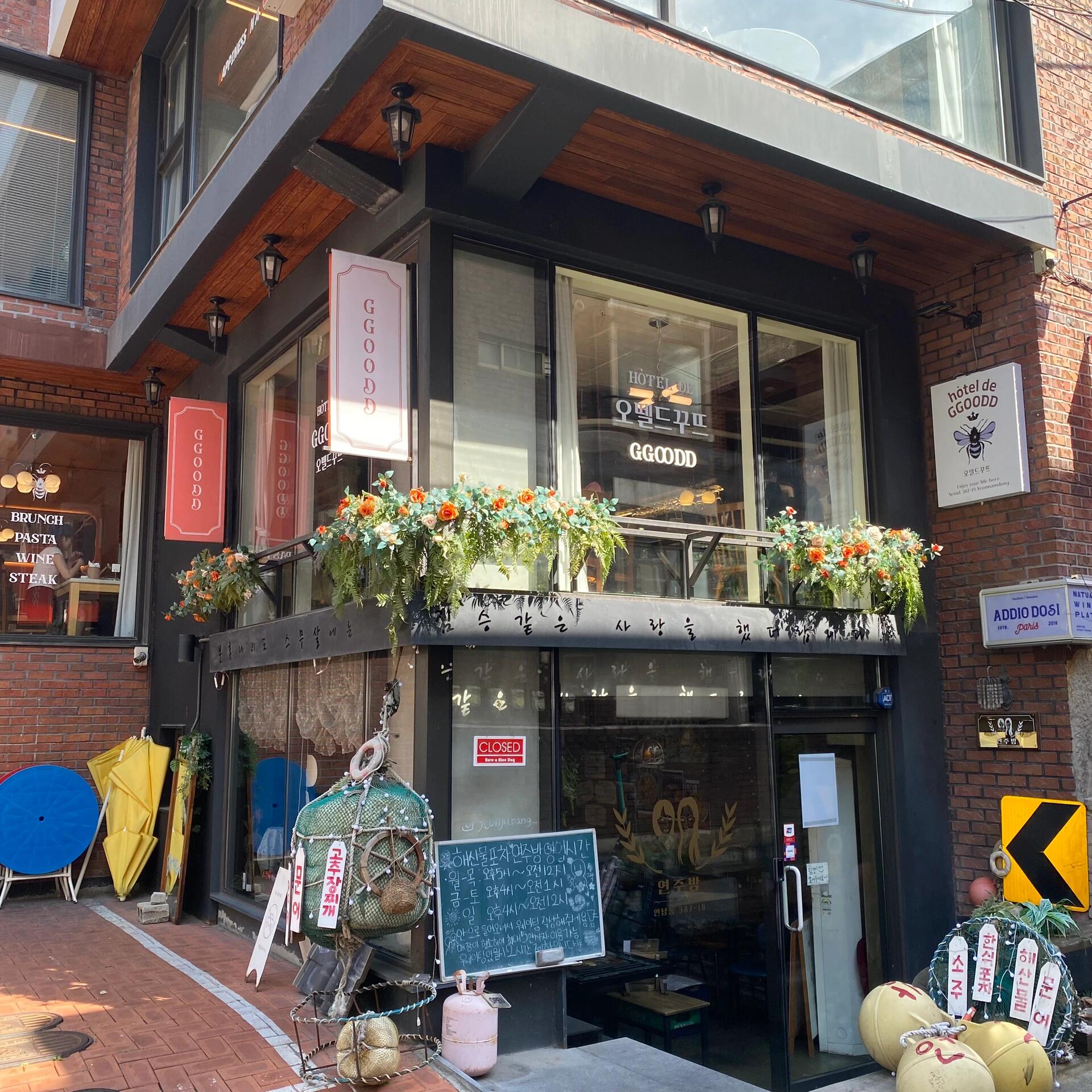 
                        ????弘大探店記：一家超贊的西餐館昨晚在網(wǎng)上偶然發(fā)現(xiàn)了一家口碑極好的餐廳，今天就立刻拉上朋友一起去嘗試了。這家店不大，我們下午1點多到的，稍微排了一會兒就進去了。排隊的時候可以直接在外面的椅子上坐著等。雖然菜單上的選擇不多，但我們點了三樣菜，味道都非常棒。面條很有嚼勁，不會過軟，我個人非常喜歡。還有韓國最近很火的奶油番茄（??）意大利面，口感豐富，值得一試。吐司的醬料帶有松露味，作為松露愛好者的我，簡直愛死了。來韓國，除了韓式料理，一定要嘗試一下他們的異國料理，相信會帶給你全新的美食體驗。店名：?????地址：?? ??? ???46? 7 101? 1.5?（靠近弘大3號口）營業(yè)時間：11:00-20:00（19:10最后點餐）每周三休息#弘大 #弘大美食 #首爾 #首爾美食 #首爾旅行 #首爾旅游 #首爾自由行 #韓國 #韓國旅行 #韓國旅游 #韓國生活 #韓國自由行 #韓國探店