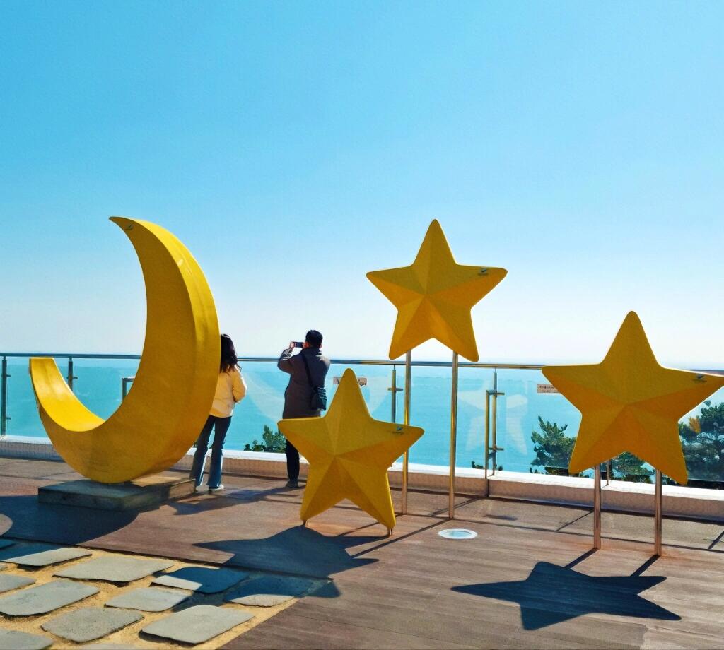 
                        釜山????|情侶的浪漫之旅！快來體驗吧！釜山，一個讓我深深后悔沒早點來的地方！十一黃金周，你和他一起來釜山，體驗這些超適合情侶約會的地方吧！1??釜山樂天世界（??????????）假期的最佳去處就是游樂園！穿上韓國校服，體驗一天釜山高中情侶的生活~??:城堡和旋轉木馬的室外景色??:園內(nèi)的food drop餐館新奇有趣！值得一試！??:10:00-21:00??:199??:釜山特別自治道機張郡機張邑東釜山光光路42??:釜山東海線東釜山旅游區(qū)(奧西利亞)(Osiria)站1號出口2??白淺沙文化村（????????）這是一個浪漫版的city work！拉著他的手在這里漫步，仿佛耳邊都開始響起了BGM...一邊是大海??，一邊是各種文藝小店~愜意至極！??：海岸隧道、松島展望臺??：記得防曬哦！??:海景咖啡Aether ！落地窗喝咖啡，氛圍感十足！??: 釜山影島區(qū)影仙洞4街605-33??松島海上纜車（????????）一定要買底是透明的纜車票，看到腳下藍得不像話的大海！??:??樸志晟打卡的觀景臺（粉絲必來！）讓他陪你來打卡，一家人就得親親熱熱的????: 釜山西區(qū)巖南公園路181號韓國旅游，就在韓游！更多韓國旅游資訊，請搜??索韓|游|網(wǎng)#韓游網(wǎng) #韓國旅行 #韓國自由行 #情侶 #打卡 #釜山 #釜山旅行 #韓國釜山 #樸志晟 #情侶約會 #十一假期 #十一去哪玩 #中秋節(jié)