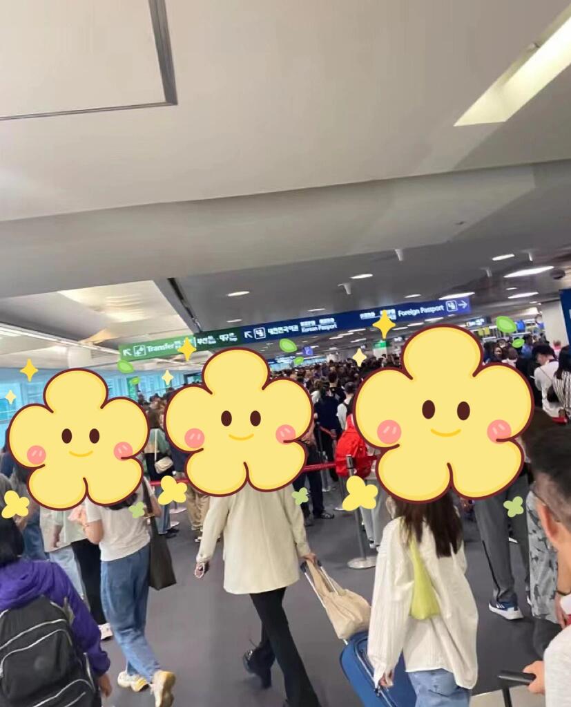 
                        韓國行前準備，你都知道嗎？????????行前準備清單1?護照（有效期超過半年）和有效簽證2?交通卡：適用于公交、地鐵和便利店3?電話卡：提前購買，機場取卡方便，不怕失聯(lián)啦??4?韓幣：提前在銀行預約兌換5?visa卡：大部分地方都接受6?往返機票/酒店信息（提前截圖保存）??入境流程1?建議提前3小時出發(fā)，到達機場后找到對應航站樓和值機口2?取機票并完成行李托運（20KG以下免費）3?候機時在手機上填寫海關旅客指尖服務的健康申報，截圖保存4?準備好護照、登機牌和證件，掃海關碼通過安檢5?飛機上會發(fā)放健康狀態(tài)調(diào)查表、入境卡和物品申報單6?下飛機后先將健康狀態(tài)調(diào)查表交給海關7?準備好護照、簽證、入境卡，通過海關8?最后取行李??填寫表格注意事項①行李物品申報單：如實填寫，有攜帶的物品打對勾并填寫具體信息②健康狀態(tài)調(diào)查表：按照個人真實信息填寫，無癥狀的話在右下角打勾③入境卡（外國人用）：不能涂改，寫錯了向乘務員詢問再要一張；必須用韓文/英文填寫??交通小貼士①提前下載好naver map來導航②使用kakao T打車非常方便③公交車：實惠且方便，上下車都要刷卡④出租車：黑色的價格較高，建議選擇普通出租車#韓國 #韓國購物 #韓國旅游 #韓國簽證 #韓國旅行 #韓國入境
