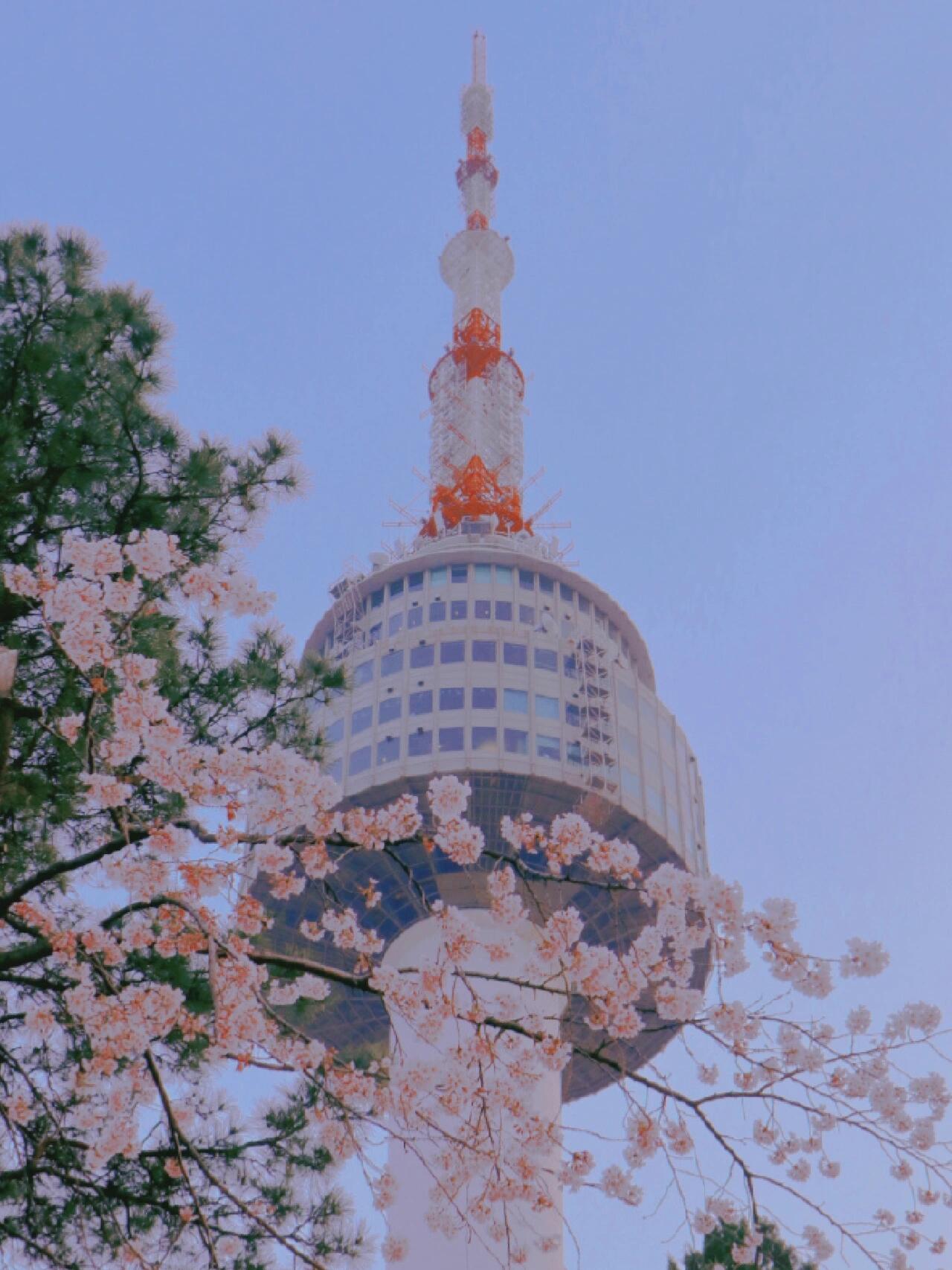 
                        韓國首爾夜景美如畫，你的打卡清單已更新！??????你是否在韓國旅行的白天游遍了大街小巷，晚上卻只在東大門等商圈閑逛？???♀????♂?其實，韓國的夜晚才是最美的！今天，我要向你推薦幾個韓國首爾夜景超美的打卡地點。???圖2.盤浦漢江公園漢江看夜景最美的地方就是盤浦大橋附近，有煙花還有彩虹音樂噴泉！????盤浦彩虹音樂噴泉，美輪美奐的噴泉，百變的霓虹燈和夢幻的“三光島”，都在美麗的盤浦漢江公園，營造出超級夢幻的氛圍。??地址：?? ??? ??? 650、首爾 瑞草區 盤浦洞650交通：地鐵9號線高速客運汽車站站8-1號出口圖3-4.樂天世界塔在樂天世界塔這個123層的展望臺上看首爾的夜景，真的超級刺激！????一定要在天氣好的時候去，這樣就能把首爾的夜景盡收眼底。??地址：????? ??? ??? 29、首爾特別市松坡區新川洞29號交通：地鐵2號線蠶室站4號出口圖5-6.南山塔南山塔的夜景也是絕美的！無論是在塔下遙望南山塔，還是站在塔上看風景都是超美的！????在塔上，繁華都市夜間的車水馬龍盡收眼底，讓人如癡如醉，會讓你忍不住用手機記錄下來這美麗的一幕。????地址：首爾市 龍山區 南山公園路 龍山洞2街1-3、????? ??? ??? 2? 1-3營業時間：12:00-22:00（最晚21:30入場）交通：地鐵4號線 明洞站3號出口 ，可以搭乘纜車，或者乘坐公交車2/3/5路南山循環巴士直接到塔下目前樂天世界塔和南山塔在小游這都有限 時 特 惠 福 利 哦！想去的私信小游即可~#韓國旅行 #韓國自由行 #首爾南山塔 #首爾夜景