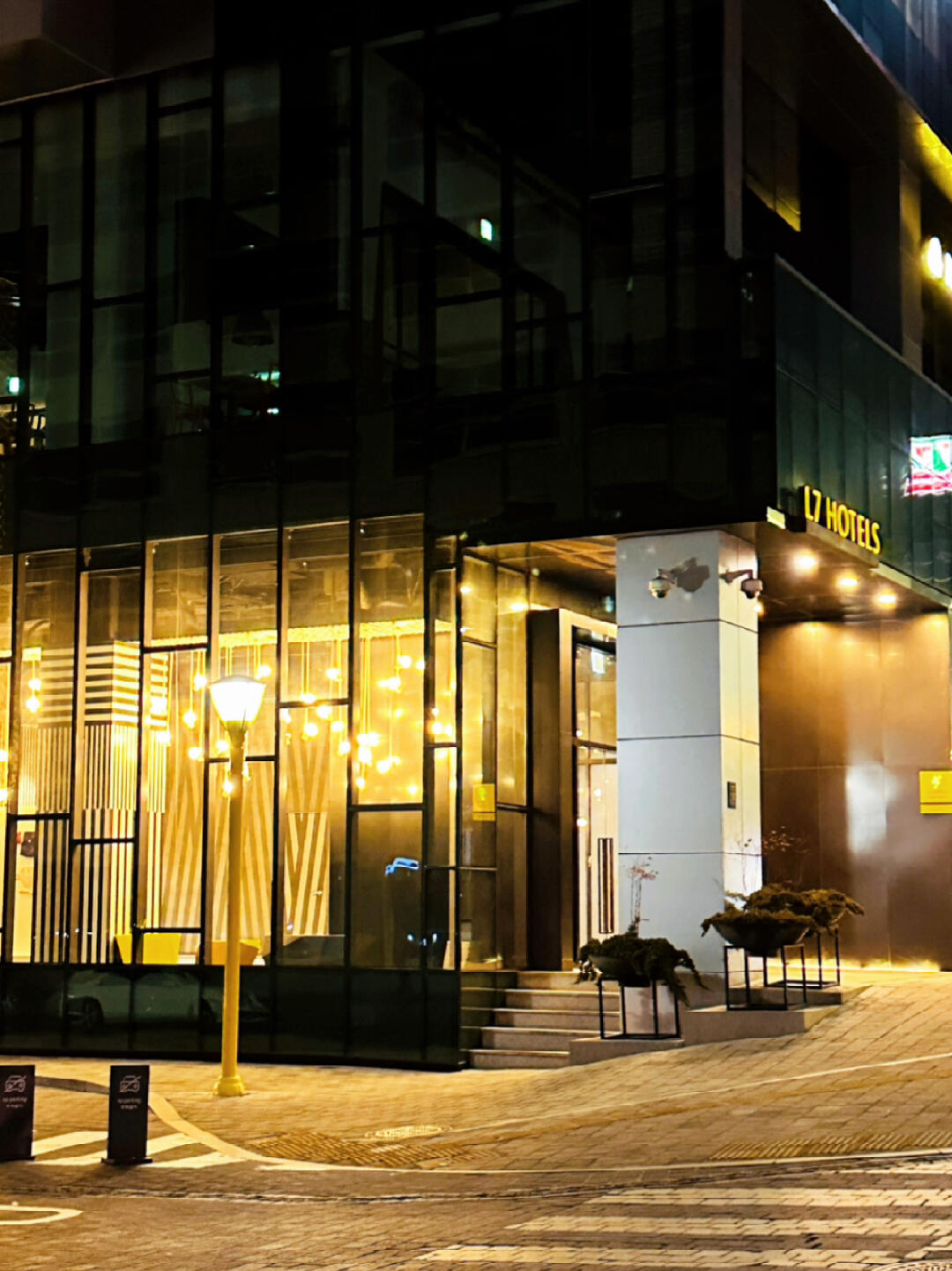 
                        首爾明洞L7酒店：韓國住宿首選??酒店名稱：L7 Hotel Myeongdong??地點：137 Toegye-ro Jung-gu, Seoul, South Korea 04537??評價：??????????位置：??????????價格：????????L7酒店是一家時尚且舒適的酒店，位于明洞地鐵站（Line4）旁邊，出門轉角就是明洞購物區???。酒店提供免費Wi-Fi，樓下有兩家24小時便利店??。酒店大堂位于三樓，有免費咖啡機??。二樓和酒店周圍都有咖啡廳。地理位置絕佳??備注：從首爾仁川國際機場乘坐A*REX Airport Express機場快線直達Seoul Station，然后轉乘地鐵Line 4兩站到Myeong-dong站下車（整個行程約一小時）??#首爾 #明洞 #明洞購物區 #L7酒店 #住宿推薦#Seoul #Myeongdong #HotelL7 #RecommendedStay
