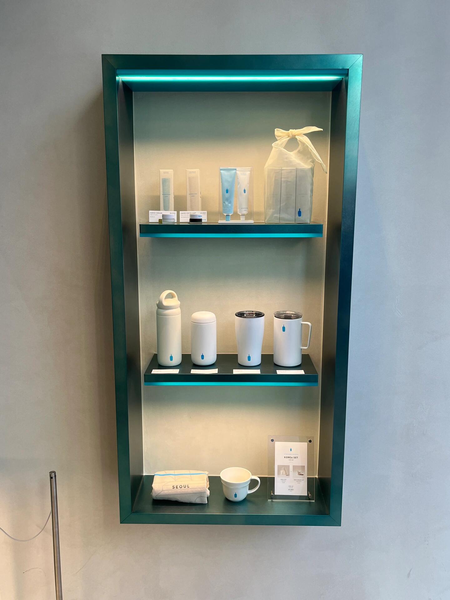 
                        ????在明洞的Zara附近發現了藍瓶子咖啡店哦這是一家專門做外賣的咖啡店，沒有提供座位哦但是好處就是基本不需要排隊等待如果恰好路過，不妨買一杯試試看吧#韓國#韓國美食#韓國咖啡店#明洞#明洞美食#明洞咖啡廳