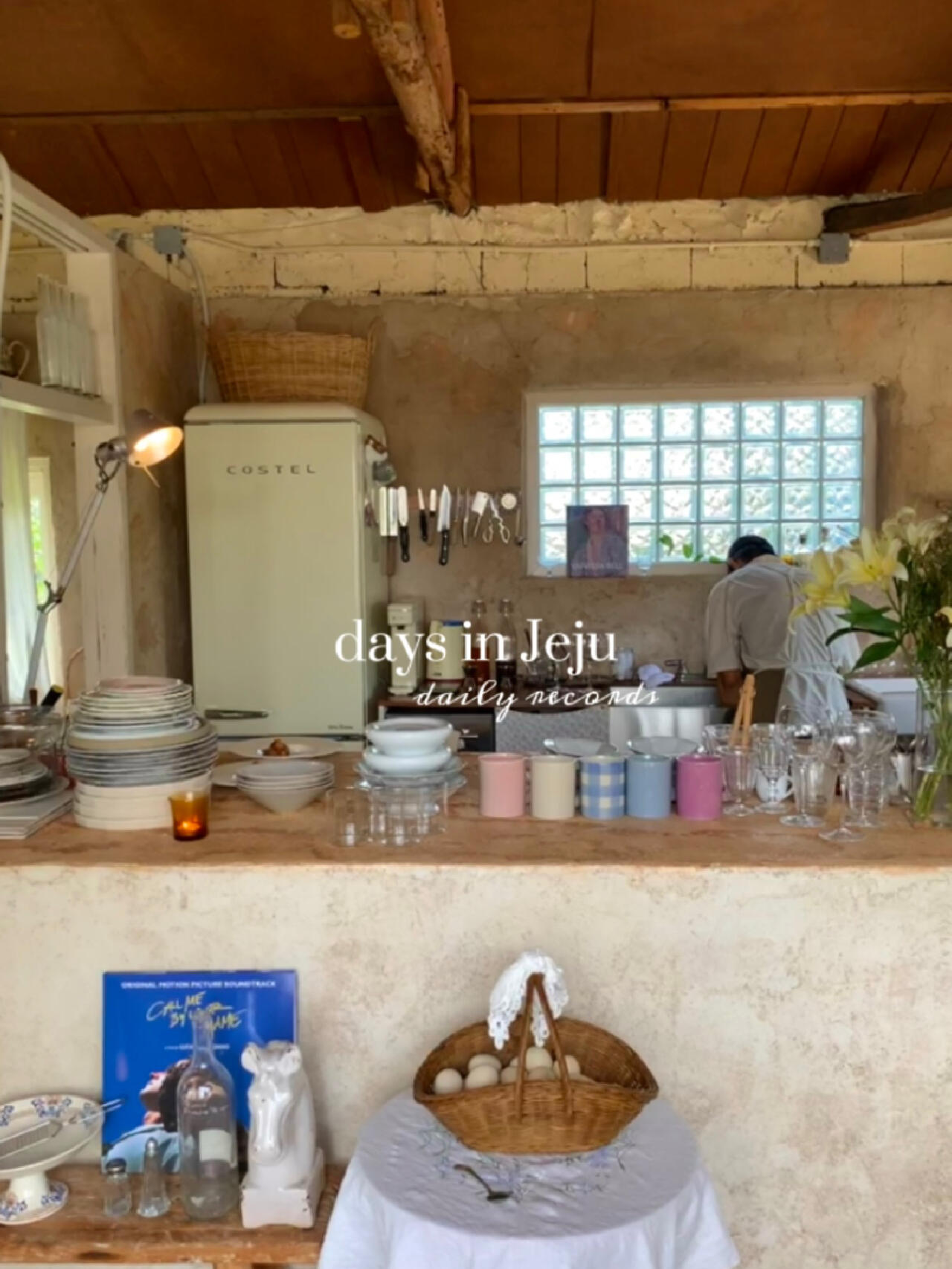 
                        ????在離開濟州島之前發現的夢幻小店????我超級喜歡這家鄉村木質風格的小店????它給我一種身處南法鄉間小屋的感覺。記得很久以前，我還用過它家的ins照片作為朋友圈的背景圖，沒想到這次在濟州島????的旅行中，我有幸親自去參觀。店內的陳設簡直就是藝術品，那種安靜的氛圍讓我愛不釋手。??：美男美女（位于濟州島西歸浦市色達洞）-#濟州島之旅 #韓國之旅 #日常生活的快樂瞬間 #咖啡店探索 #我的日常Vlog