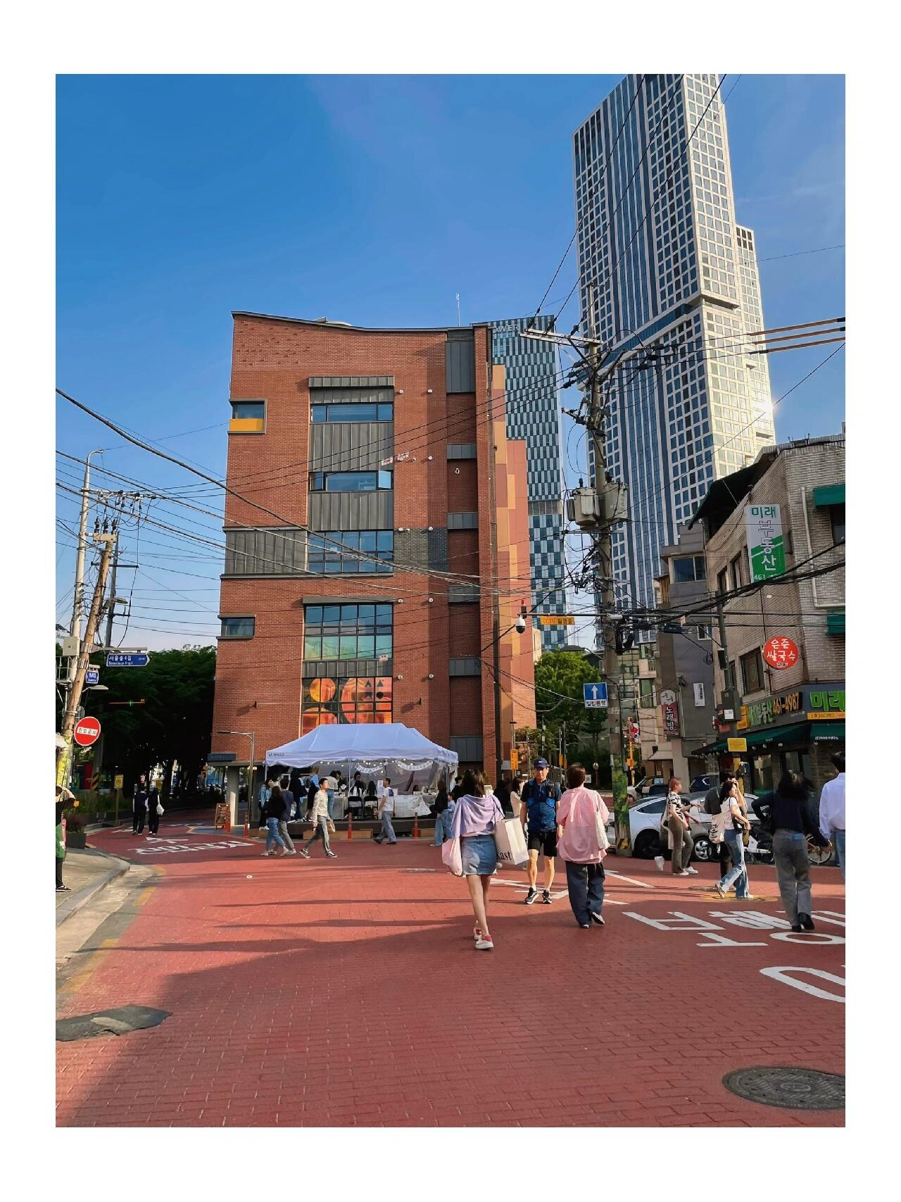
                        2023版韓國????首爾五日四夜購物之旅指南分享購物??行程，效率超高??飛行：從杭州蕭山出發飛往首爾，金浦或仁川機場均可，車程至市區約1小時，推薦仁川機場，免稅店更大，航班更多。??住宿：建議選擇明洞附近的住宿，離免稅店和夜市近，地鐵出行也很方便！??準備事項：1??護照和三個月內有效的簽證2??轉換插頭+排插一個，韓國很少有租借充電寶的地方，記得帶充電寶！3??預備50-100w韓幣，工行匯率最優；帶一張銀行卡，優先考慮visa，銀聯和萬事達也可以；韓國商店很少使用支付寶/微信。4??地圖推薦never map，谷歌地圖和百度地圖也可用5??韓國電話卡，國內提前購買，幾十塊錢就可以，到韓國插卡即可使用，信號流暢??6??韓國公交卡，可以在淘寶購買，公交和地鐵都可以刷（換乘記得刷卡，不會重復收費）7??建議自備牙刷和毛巾，很多酒店不提供，還可以帶一個折疊水壺和保溫杯，韓國人只喝冷水8??首爾晝夜溫差大，建議帶一件薄外套！中午很熱！9??行李額一般可以托運+帶上飛機一件，回國時韓國機場檢查嚴格，請不要超重，超重費用很高！??行程分享Day1：傍晚抵達首爾，晚餐在東大門附近的陳玉華奶奶一只雞（P2）用餐，清淡鮮美，非常適合抵韓第一餐！餐后開始逛東大門（晚8點開門），飾品豐富且價格便宜，質量也不錯！衣服基本需要買2件起，大部分店家不接受零售。Day2：睡到自然醒，無需早起，首爾的店鋪開門時間晚。主要逛【汝矣島百貨】，??地鐵9號線直達，地下2樓可以逛一整天！地下1樓有美食廣場（P3）回程后，可以安排逛明洞，有很多發飾和耳釘等，還有很多小吃Day3：主要逛【圣水洞】，10點出發就可以，??地鐵圣水站下車，店鋪分散，步行距離遠，建議輕裝出行，街景拍照很美！（P4）Day4：主要逛【漢南洞】，??地鐵漢江鎮下車，需要爬山，店鋪相對集中，基本也需要大半天時間！（P5P6）距離梨泰院很近，推薦19點出發去看日落，吃晚飯喝一點，景色絕美??以上詳情見其他筆記Day5：返程當天有空可以逛一下附近的免稅店，不過樂天、新世界基本熱門貨都是缺的，韓妝倒是比較齊全哦??退稅：拿著退稅小票機場退稅窗口填寫即可，可退支付寶，很慢，基本要一個半月。#韓國 #韓國旅游 #首爾探店 #首爾旅游 #漢南洞 #圣水洞