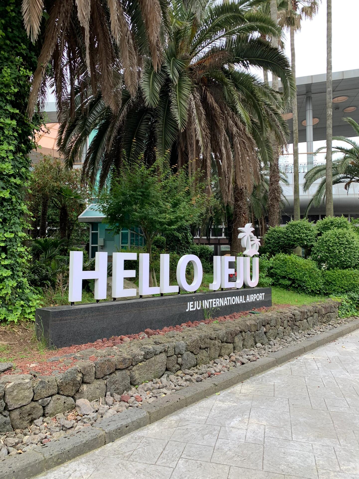 
                        首次出國游，韓國濟州島的順滑體驗????畢業旅行的目的地在我和朋友的討論中誕生，想到我的護照已經辦了六年卻從未使用過，我們決定去看看外面的世界。很快，我們選擇了免簽的濟州島。盡管我們的韓語水平只能應付五句對話，但一切都比我們想象的要順利。這是我過去三個月一直懷念的一段旅程。??關于航班：大部分國內直飛航班都是從上海出發（只需一小時就能到達濟州島，真的很羨慕江浙滬的朋友們）。我們是從北京出發，北京每周二、四、六有一趟大韓航空的直飛，其他時間就只能選擇上海/首爾/釜山中轉。如果選擇韓國中轉，就需要辦理韓國簽證（其實韓簽也很好辦，而且中轉韓國會更便宜，只是我們選擇免簽地區是為了方便，所以就沒有考慮）。??坐國際航班一定要提前三小時到達機場，不能像國內航班一樣只預留一兩個小時的時間。例如，大韓航空在起飛前一小時就會停止辦理值機；此外，國際航班登機前還需要過海關，這也需要一些時間。??出行前的準備：提前購買韓國上網卡、轉換插頭，換韓幣，帶一支筆（在飛機上填寫入境單），其他旅行物品就不再贅述。容易被忽視的是打印行程單。雖然濟州島免簽，但我看到一些白本過關被關小黑屋的帖子（我入境時也看到了幾位中年男性被帶走），所以我提前打印了機票和酒店的行程單，以證明我只是去旅行，不是去打黑工。???????國內出境：按照機場的指示牌前往海關，可以提前在“海關旅客指尖服務”小程序上進行健康申報，填好后會有一個黑碼，24小時內有效，現場查驗后就可以排隊了。把護照和機票給海關人員后，她問了我一些問題，我一一回答，并給她看了行程單，她就在我的護照上蓋了章，然后我就可以去準備登機了。???????濟州島入境：在飛機上，空姐會給每個人發兩張單子，黃色的是健康狀態調查表，藍色的是入境卡，都是中英雙語的，但填寫需要用英文。落地后有三道關口，先交健康表，再交入境表，然后才到海關。濟州島的海關人員會說中文，但到我這兒時，他們沒有問任何問題，也沒有看回程機票，直接刷臉驗指紋，順利通過～#韓國濟州島旅行 #韓國濟州島旅行攻略 #韓國旅行攻略 #出境游 #免簽旅游 #韓國出入境 #濟州島入境攻略