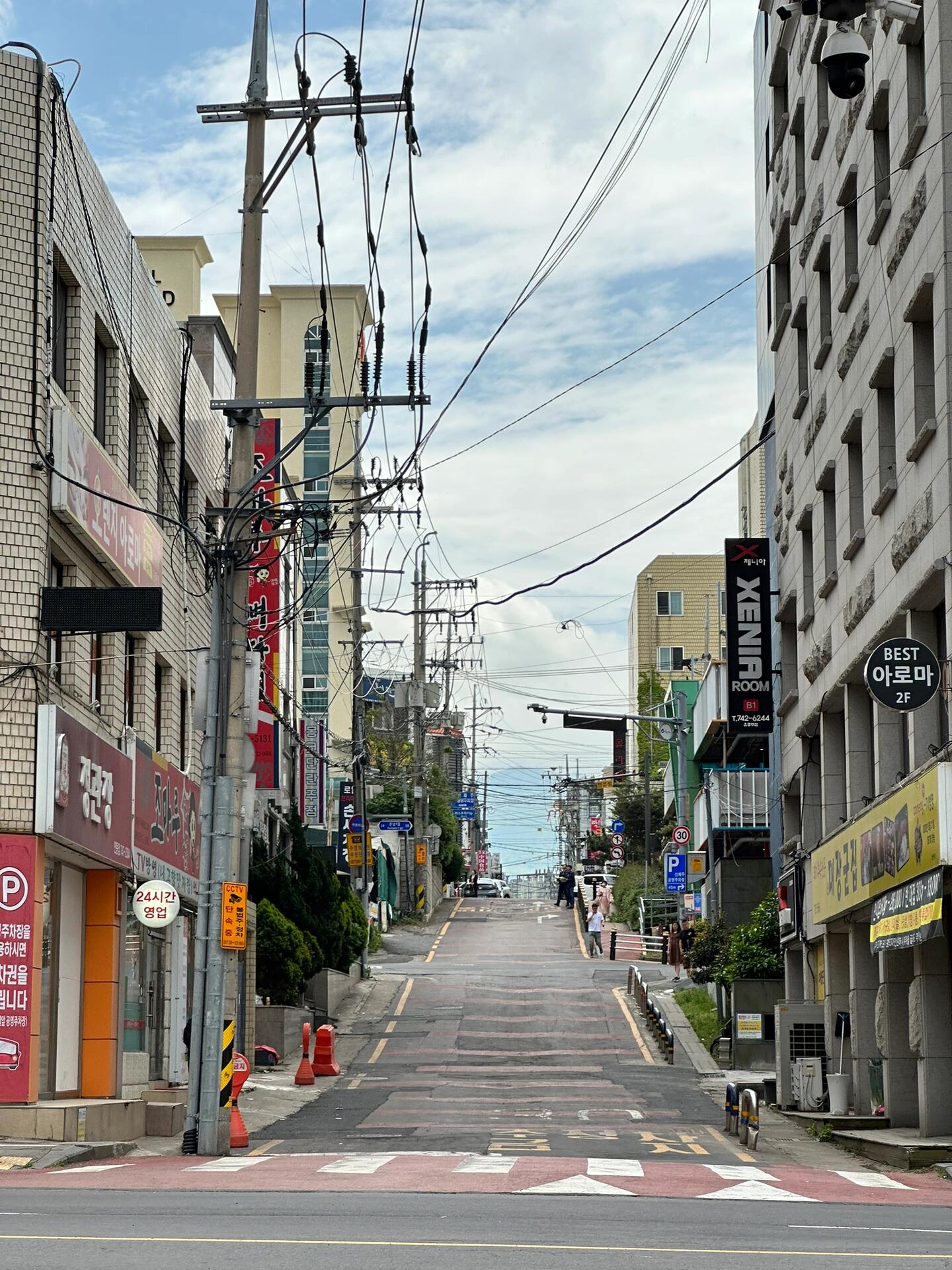 
                        ????濟州市區的復古風情一條街???在濟州市區的一條街上，你會發現三家獨特的vintage店。這里有各種vintage球衣和美式復古工裝，polo衫種類繁多，貨源豐富，每一件都充滿了sense。????-店主經營了三家店，其中一家主打美式復古風格。在這里，你可以淘到拉夫勞倫的襯衫，價格不到200元人民幣。另一家店主打vintage足球衣，各種球隊和球星簽名款一應俱全。還有一家專門為女性打造的店。????Googlemaps搜索：Everybody Vintage-還有一家自助下單的咖啡店，店員看起來很像日本人，內向而親切。他們的香草咖啡非常好喝。??Googlemaps搜索：Complex#韓國濟州島 #濟州島旅行 #韓國旅行攻略 #濟州島市內 #濟州島旅行攻略