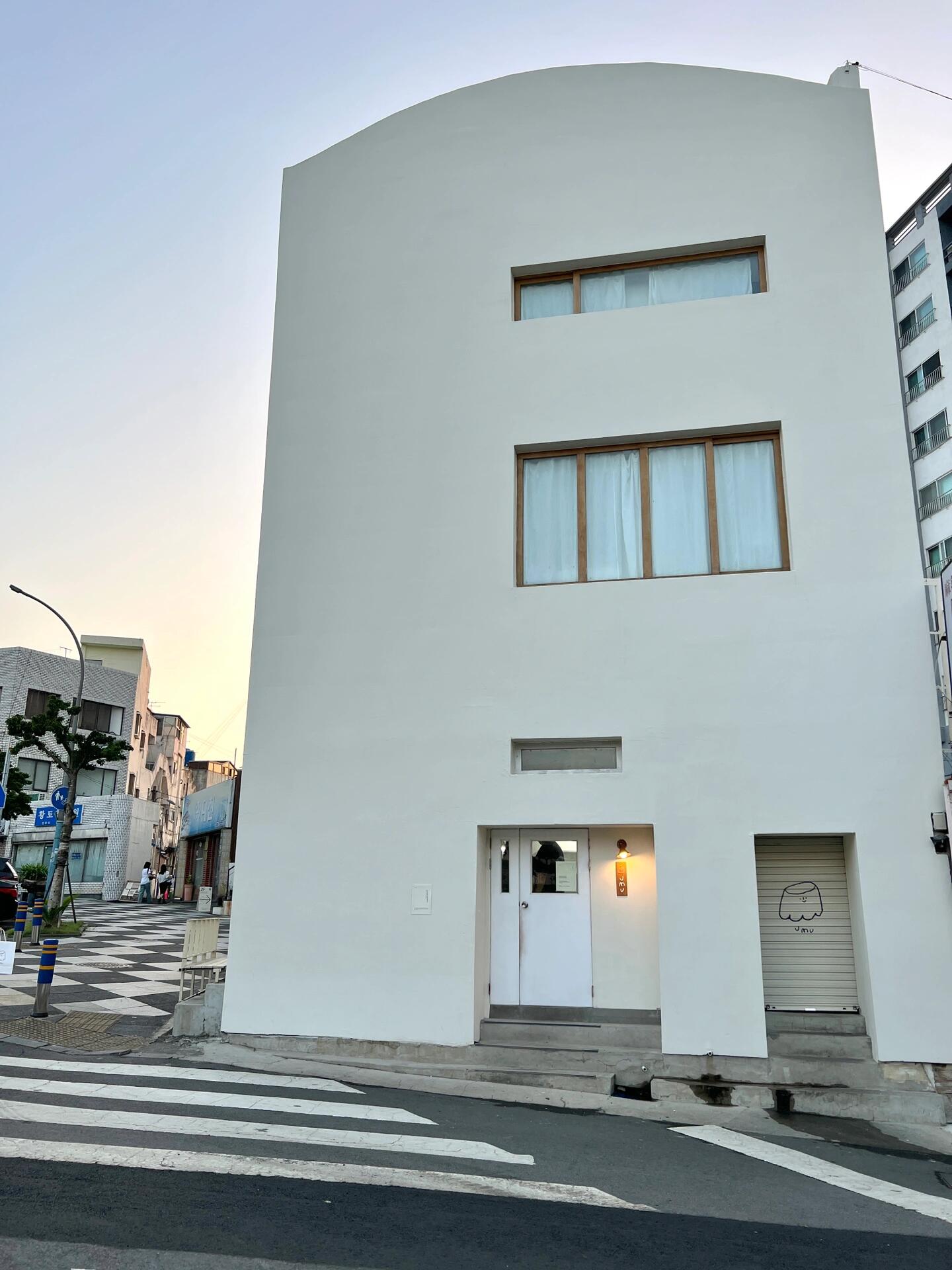 
                        韓國濟州島！你不能錯過的超可愛布丁店??umu韓國濟州島上的小店真的是可愛到爆炸??整棟白色的建筑非常適合拍照，布丁??也超級可愛雖然味道一般，但是為了顏值也值得買單啦#韓國美食 #韓國濟州島 #濟州島旅行 #濟州島探店 #濟州島美食