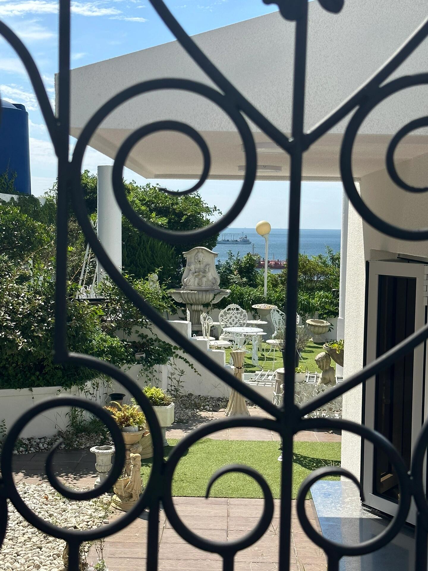 
                        ????釜山｜白淺灘文化村 建議三思而后行??親愛的小紅書的朋友們，如果你們正在考慮去釜山的白淺灘文化村，我建議你們三思而后行??相比之下，福建的海邊小漁村可能會更有趣呢。這里的房子破敗不堪，小店也毫無特色，海景咖啡廳的風景和裝修也讓人大失所望…這只是一個沿著海岸線的居民區，混雜著一些雜貨鋪（更像是十元小商品店，而非買手店）海邊的路設計得非常不合理，因為欄桿太高，把美麗的海景遮住了，根本拍不出好照片！！！至于美食，幾乎是沒有的，我只吃到了一個味道一般的冰淇淋，剩下的就是一些千篇一律的泡面店。而且這里的地形起伏很大，一直在上坡下坡，走起來真的很累人。#釜山白淺灘文化村 #釜山行 #釜山 #釜山旅行 #釜山旅游