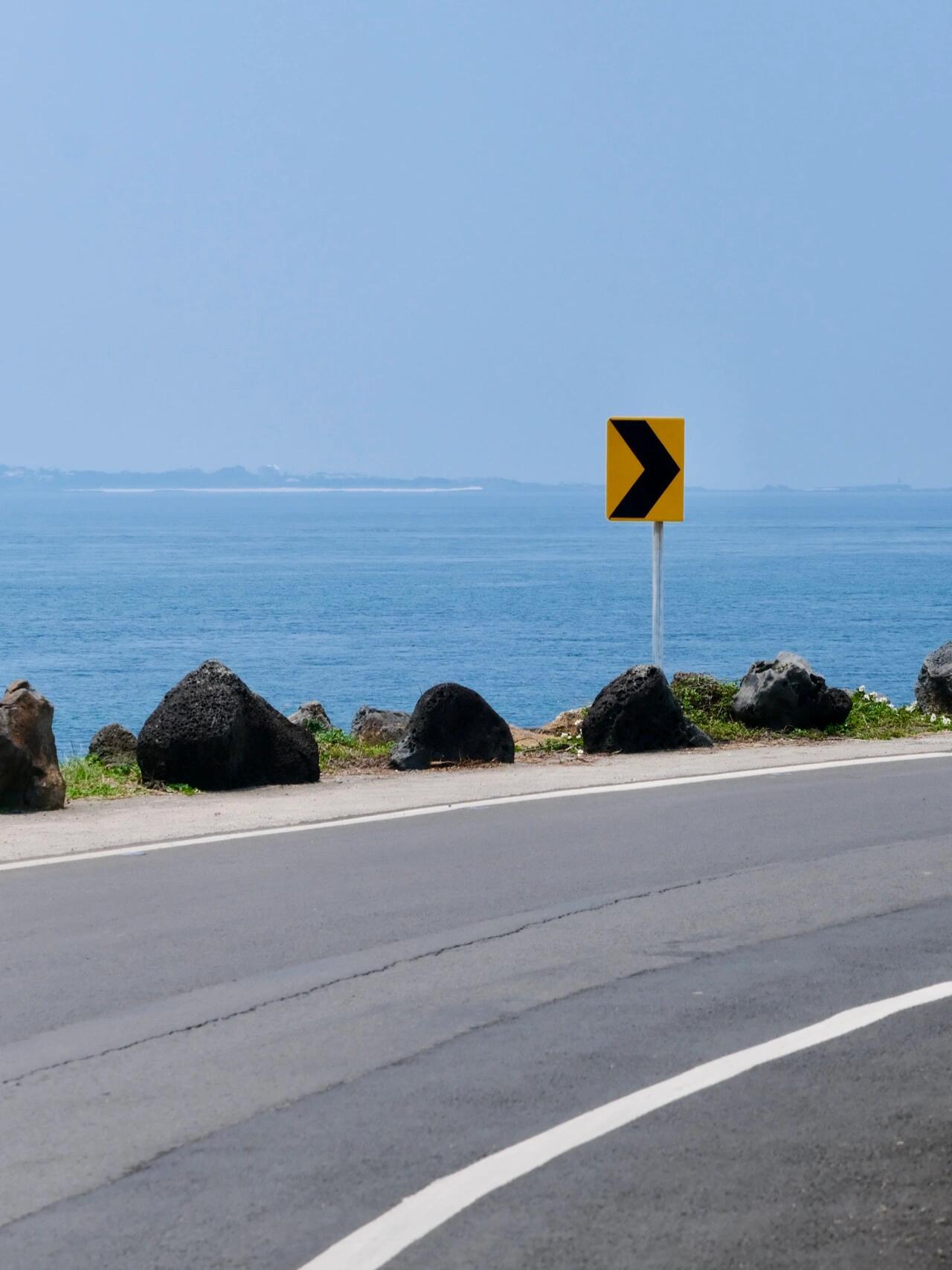
                        Jeju｜韓國(guó)濟(jì)州島必游景點(diǎn)：牛島??：韓國(guó)·濟(jì)州島·西歸浦·牛島當(dāng)你來(lái)到濟(jì)州島，一定要抽出一天的時(shí)間來(lái)探索牛島，騎上電動(dòng)自行車(chē)環(huán)島游，沿途的風(fēng)景會(huì)讓你驚喜連連??租車(chē)費(fèi)用：25000韓元/輛，如果你有國(guó)際駕照，可以選擇開(kāi)一種更舒適的車(chē)型????注意：還車(chē)時(shí)間是下午5點(diǎn)，最后一班回程的船是晚上6:30，所以請(qǐng)合理安排時(shí)間，盡情享受這個(gè)美麗的海島???#韓國(guó)濟(jì)州島 #濟(jì)州島旅行 #濟(jì)州島旅游 #韓國(guó)濟(jì)州島牛島 #海邊拍照 #海邊 #濟(jì)州島自由行 #韓國(guó)濟(jì)州島 #濟(jì)州島旅行攻略 #濟(jì)州島拍照 #牛島